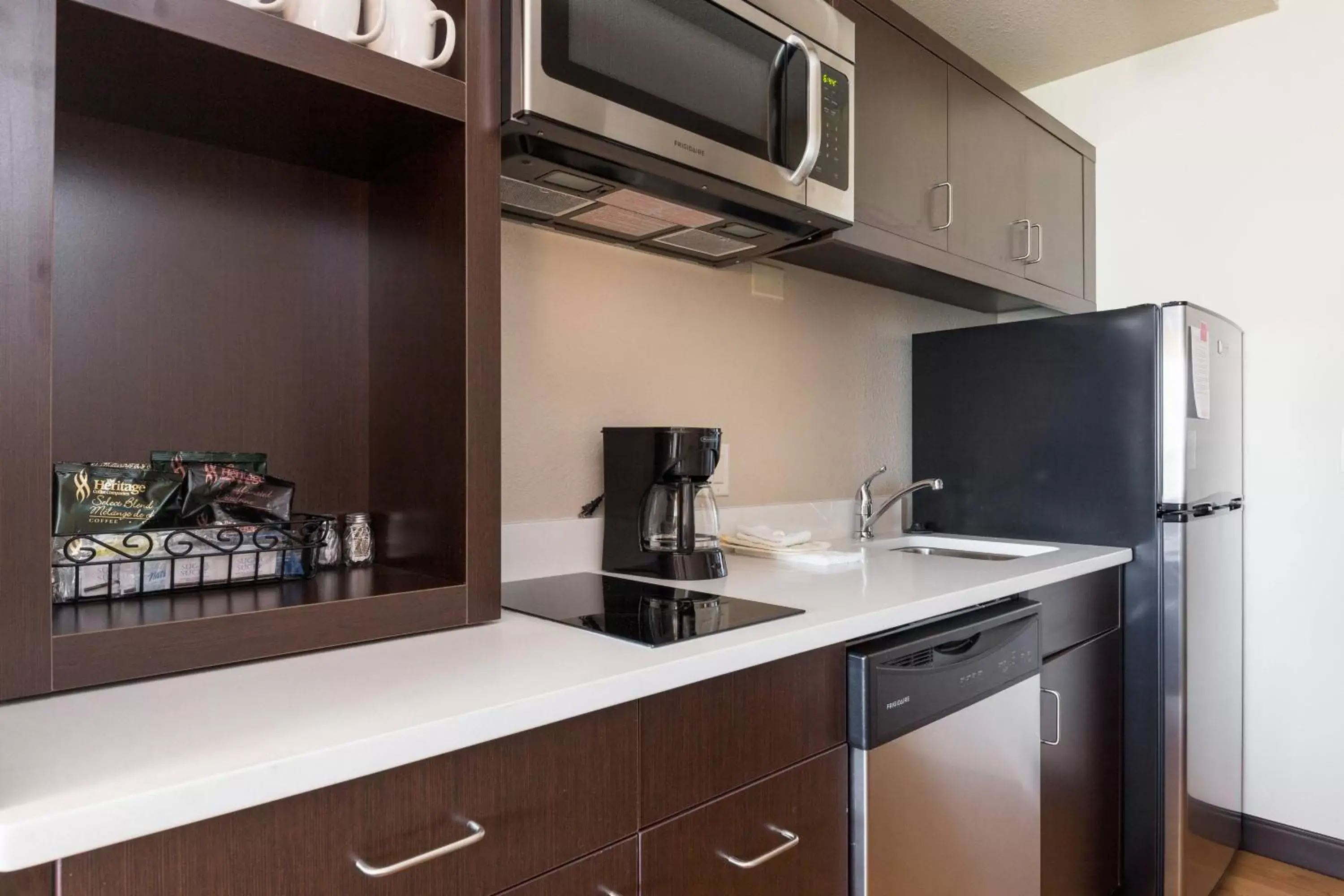 Kitchen or kitchenette, Kitchen/Kitchenette in TownePlace Suites by Marriott Edmonton South