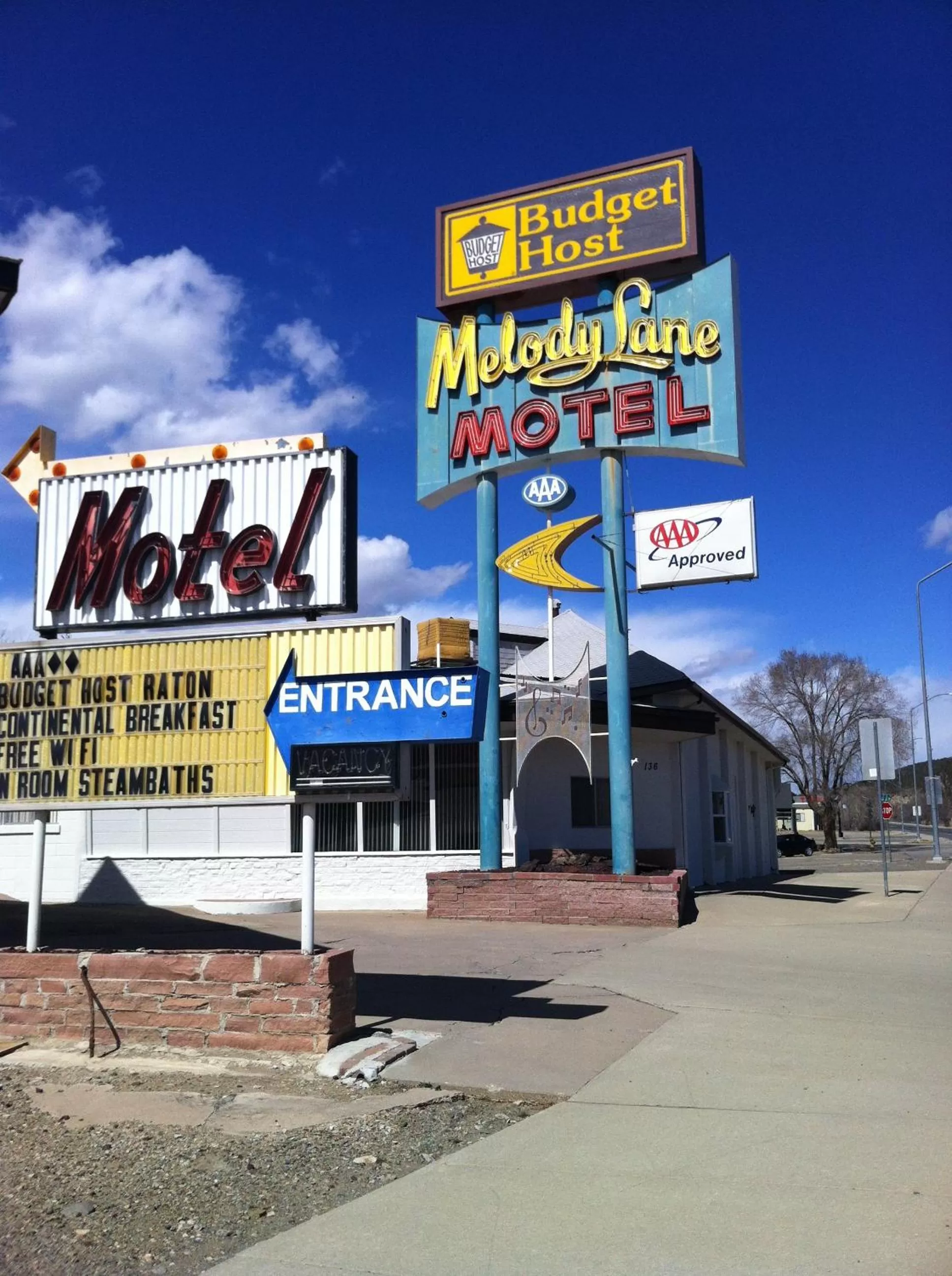 Logo/Certificate/Sign in Budget Host Melody Lane