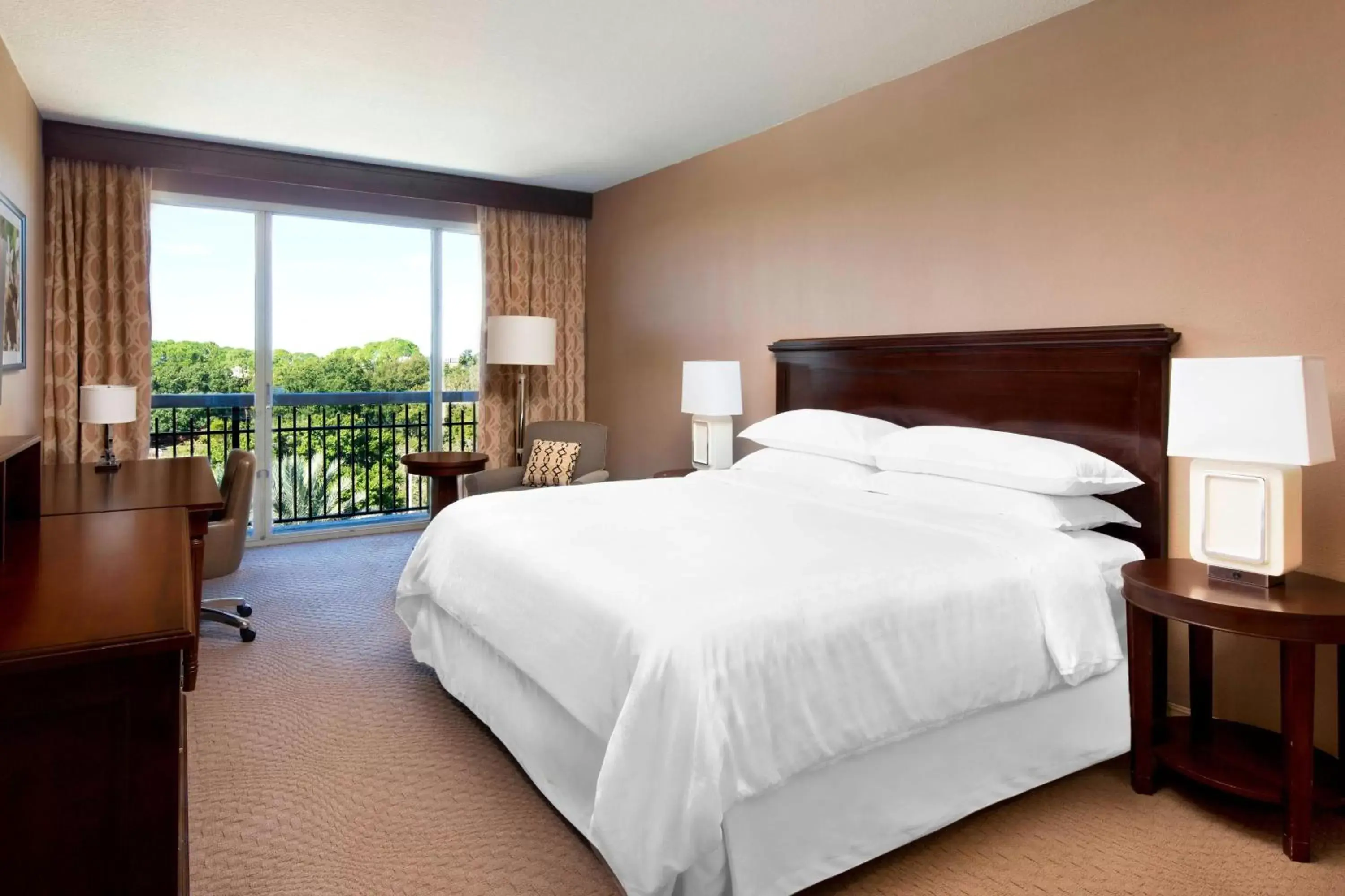 Photo of the whole room, Bed in Sheraton Orlando North