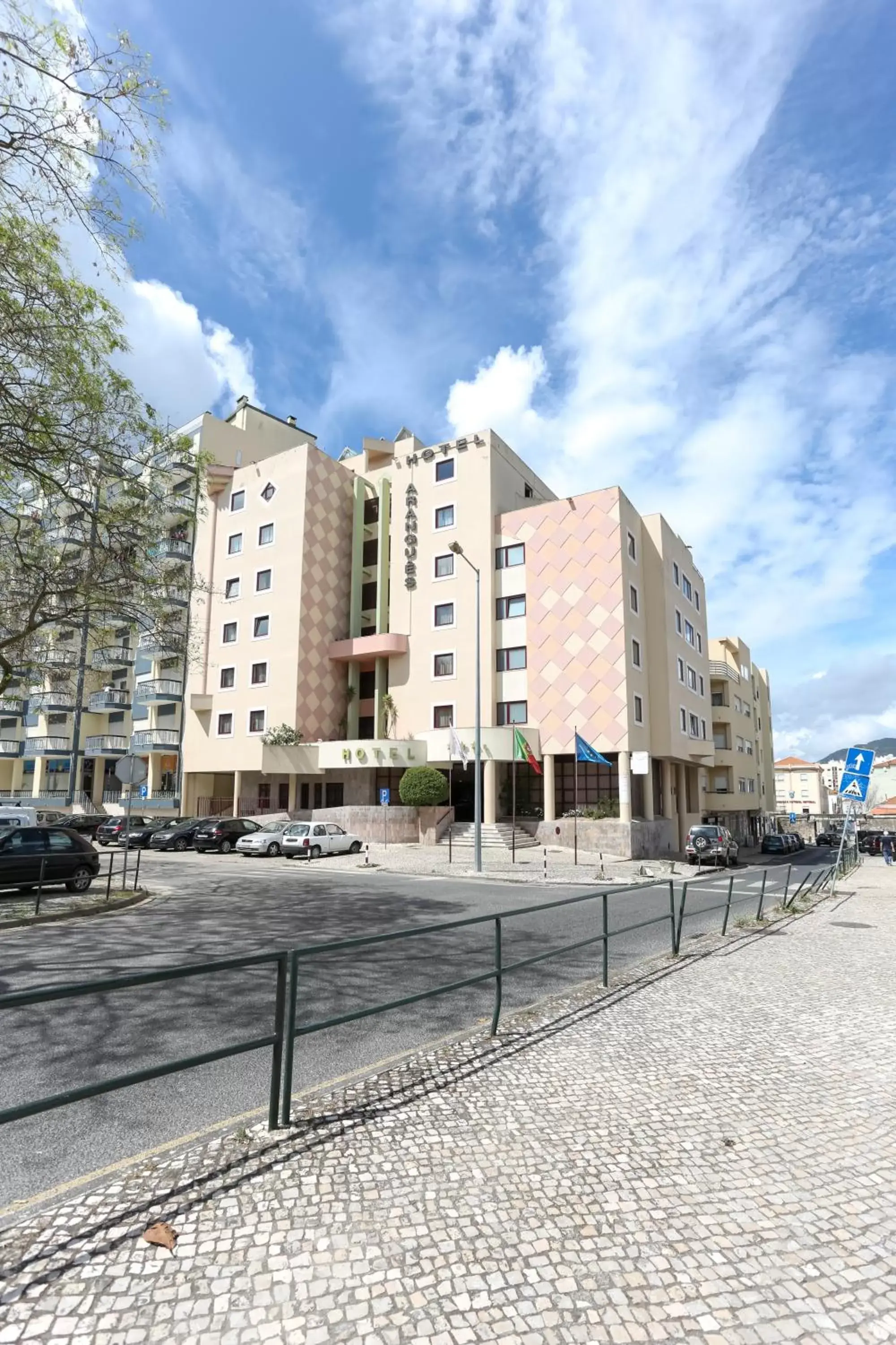 Property building in Hotel Arangues Property building in Hotel Arangues