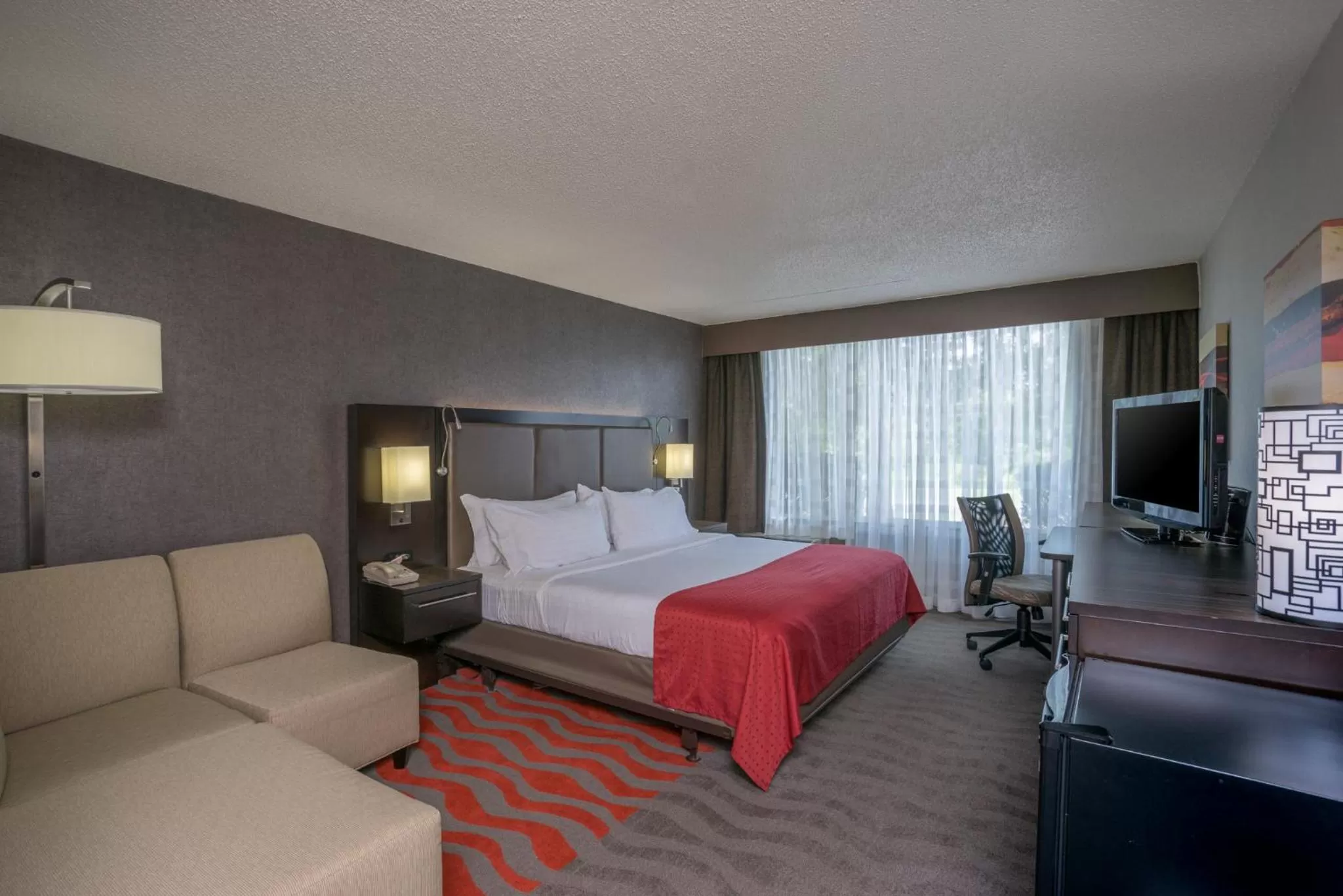 Photo of the whole room, Bed in Holiday Inn Harrisburg I-81 Hershey Area by IHG
