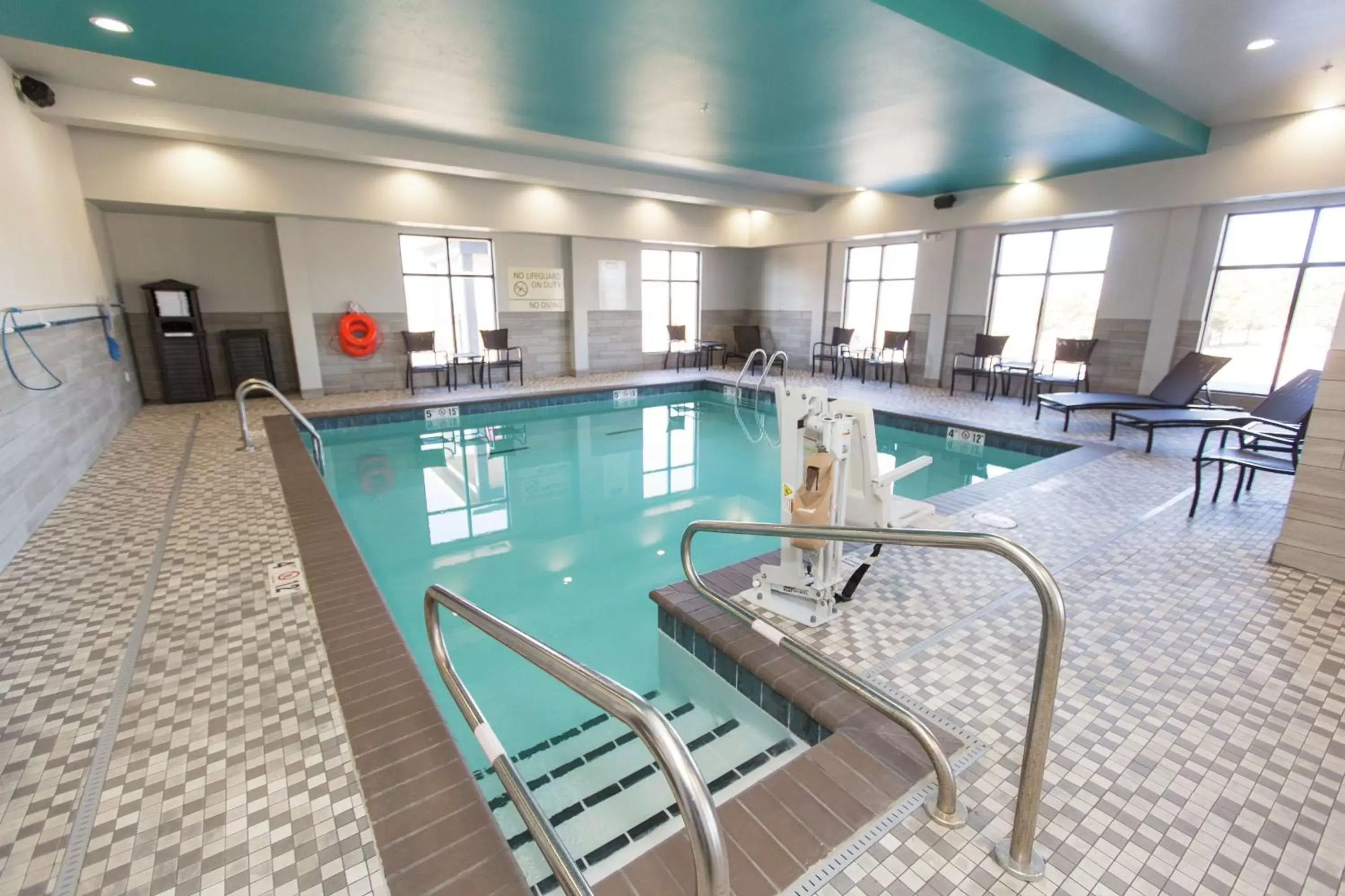 Pool view, Swimming Pool in Hampton Inn Mustang