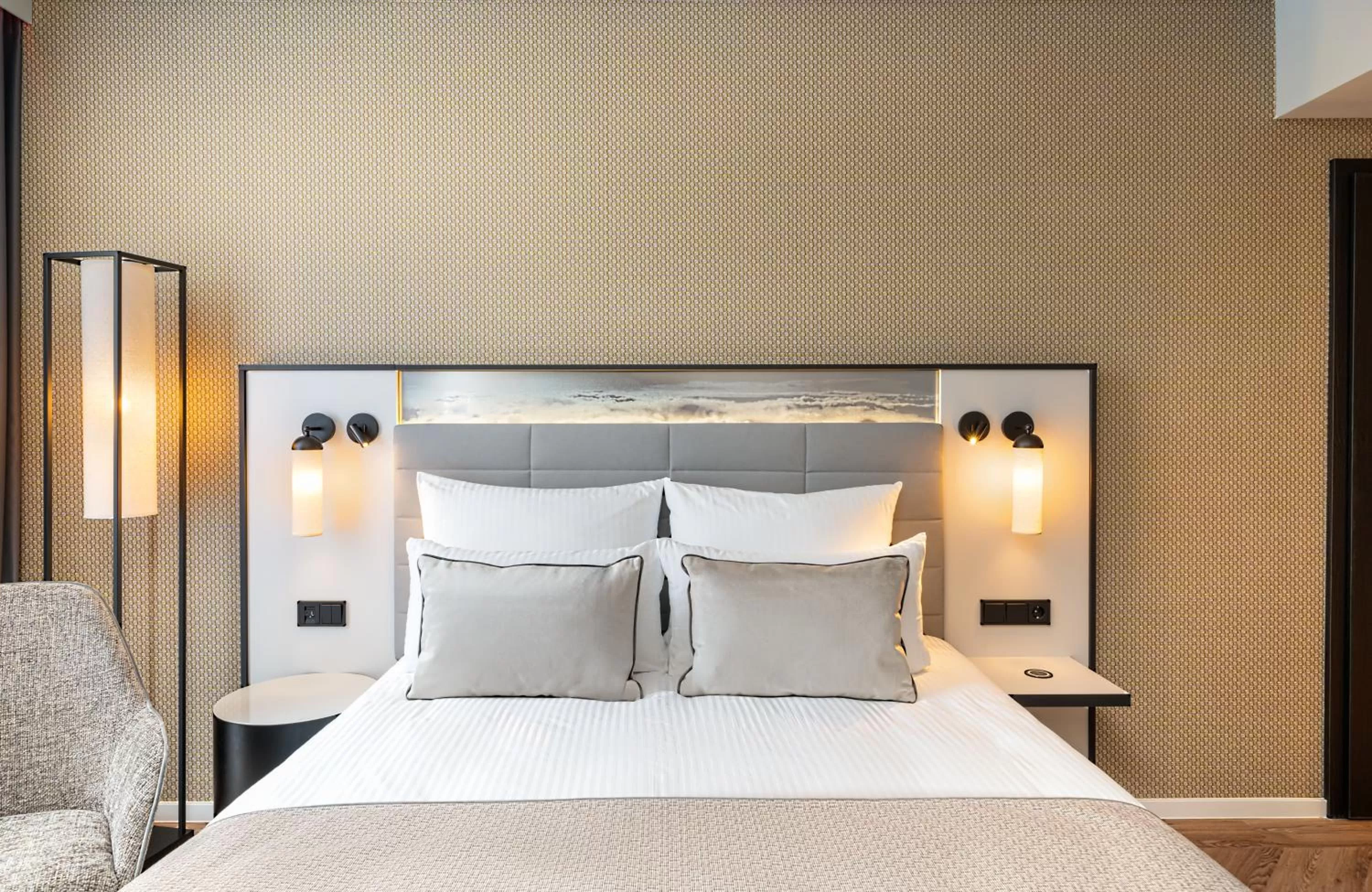 Bedroom, Bed in Leonardo Royal Hotel Cologne Bonn Airport