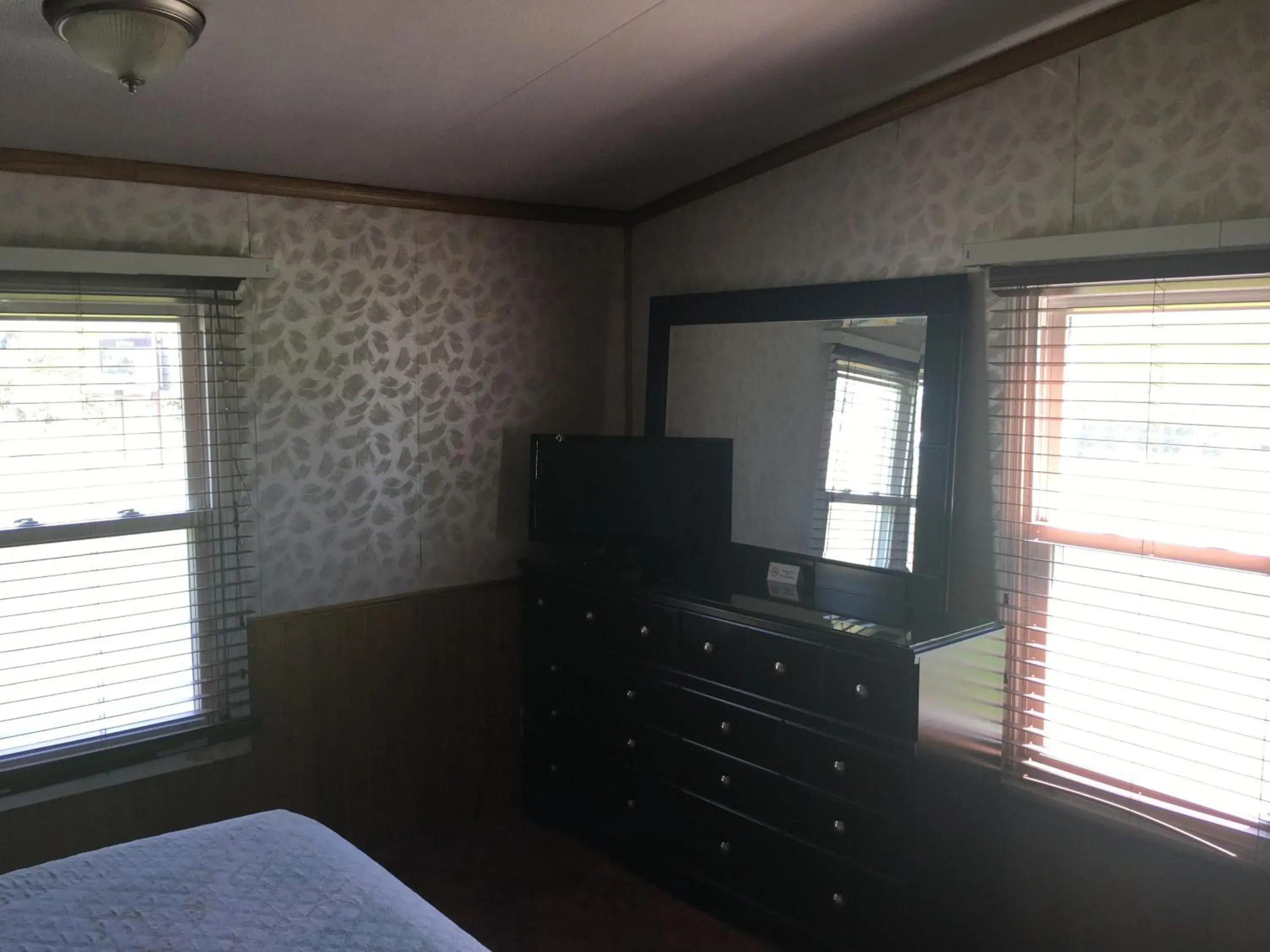 Bedroom, TV/Entertainment Center in Cadiz Motel