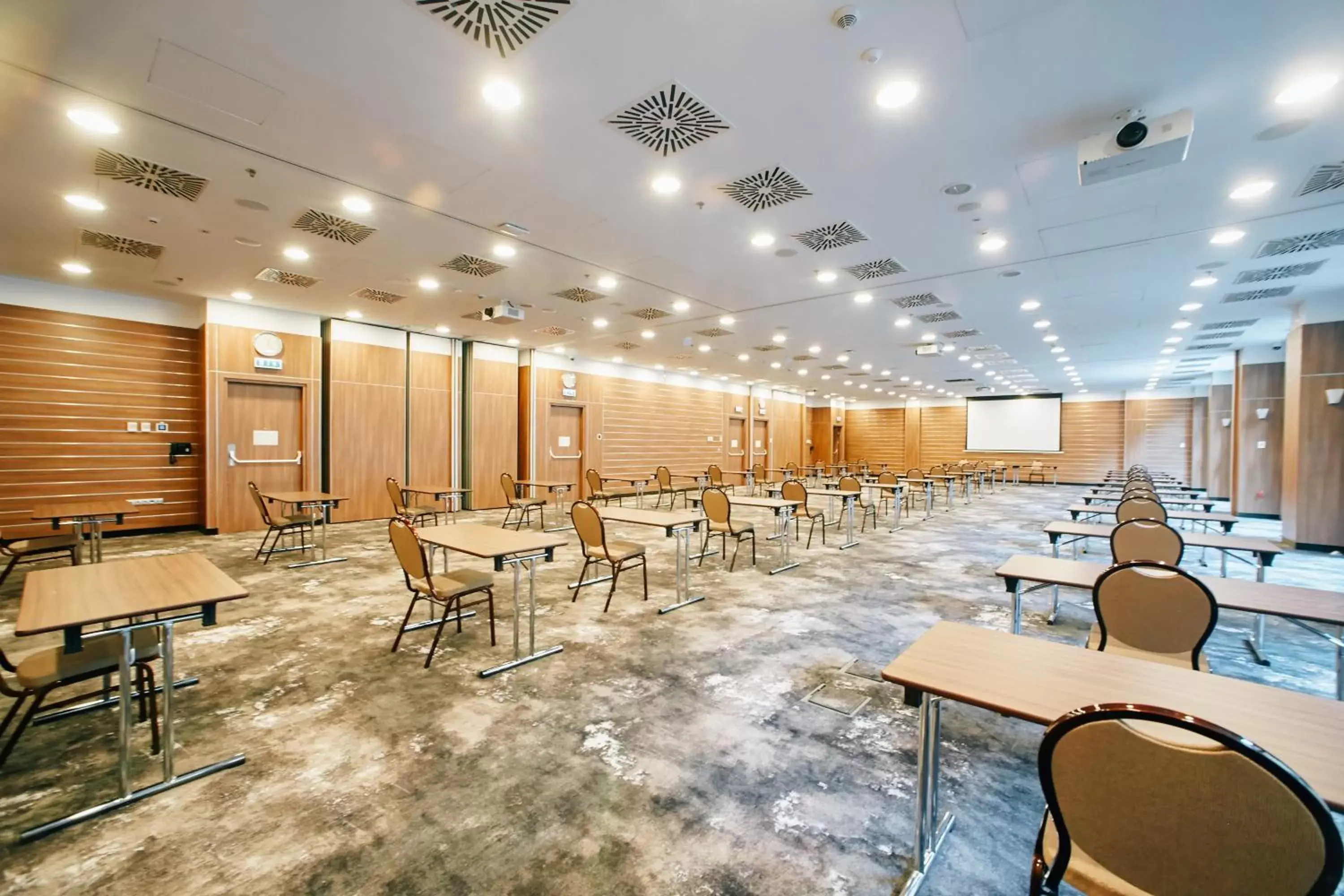 Meeting/conference room, Restaurant/Places to Eat in Holiday Inn Krakow City Centre, an IHG Hotel