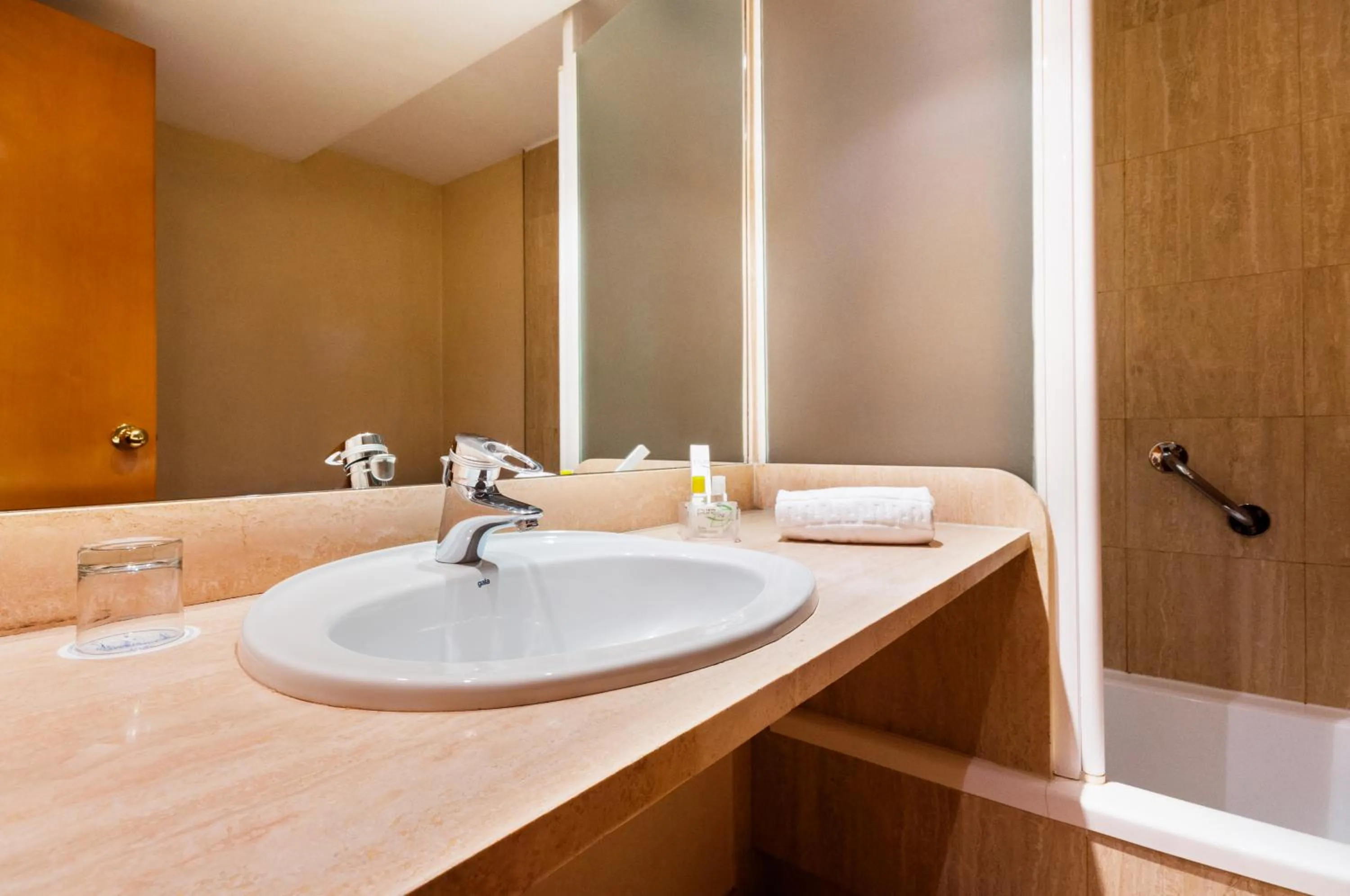 Bathroom in Hotel Villacarlos