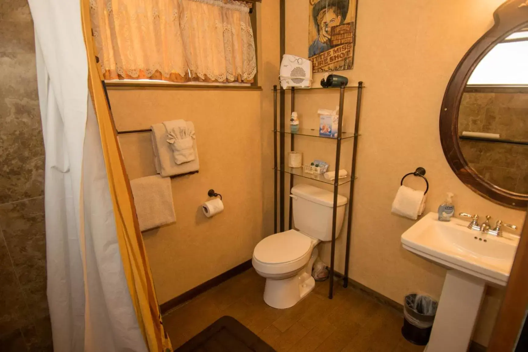 Bathroom in Hillcrest Suites & Cabins