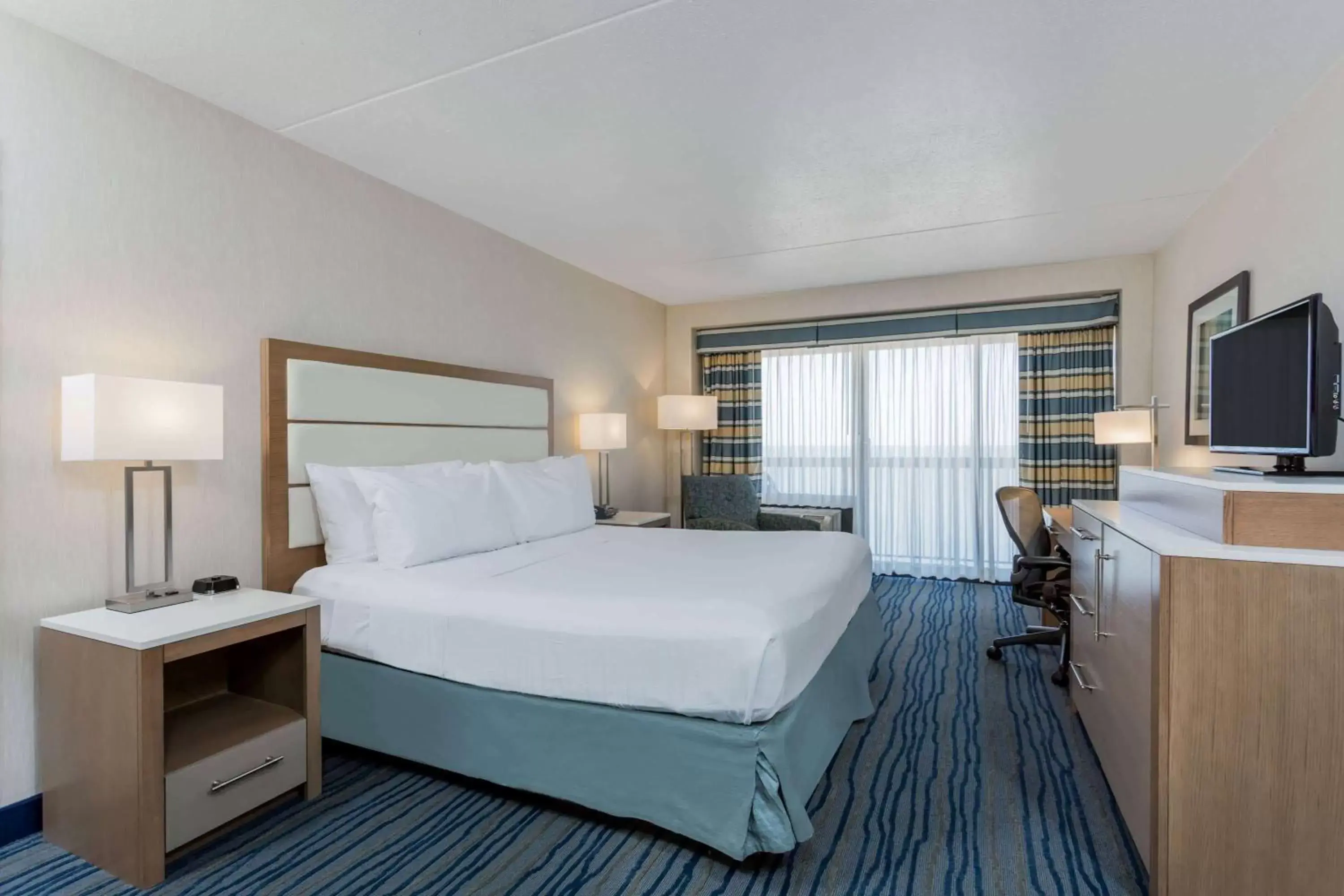 Photo of the whole room, Bed in Wyndham Virginia Beach Oceanfront