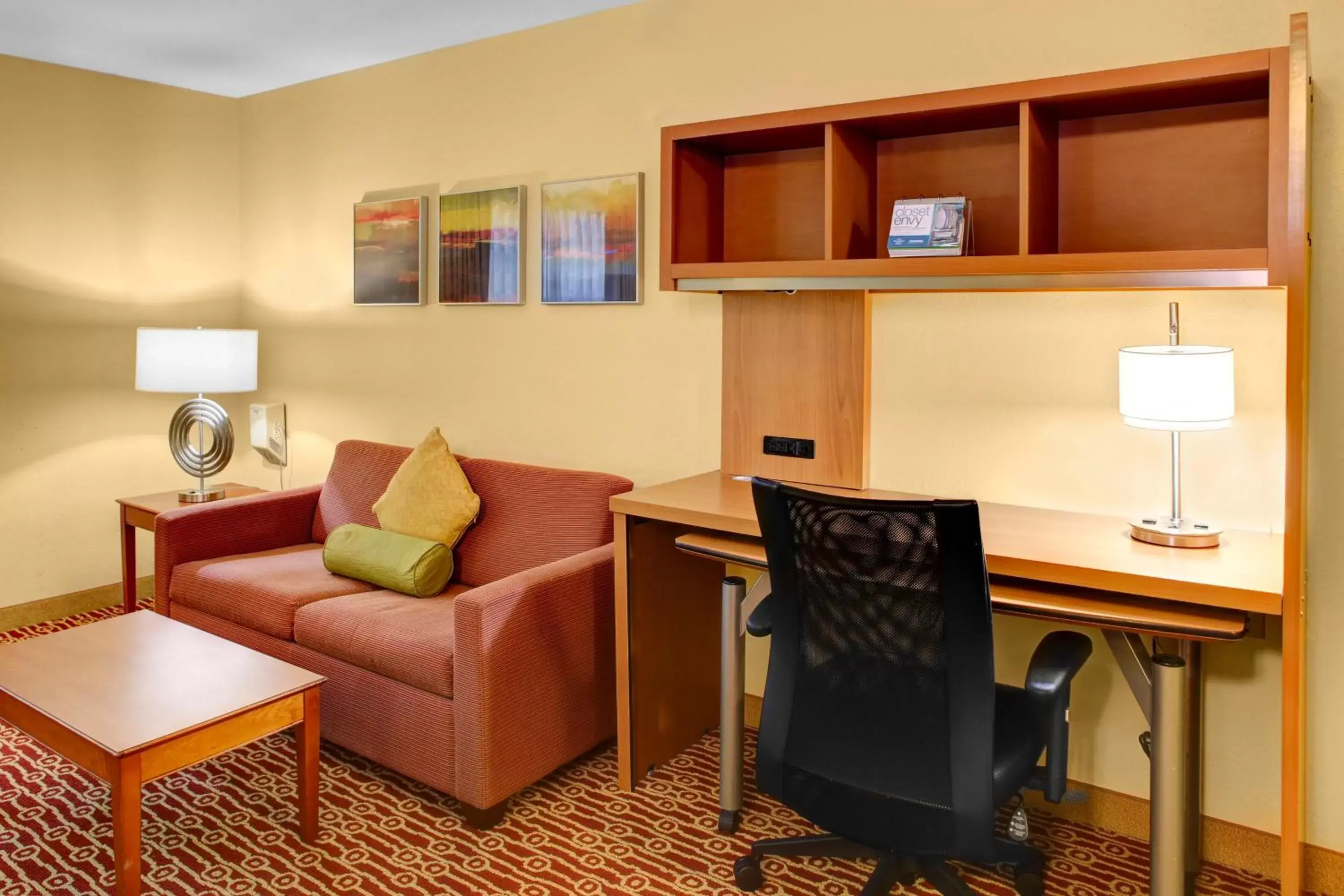 Seating Area in Hawthorn Suites by Wyndham Cincinnati Northeast/Mason