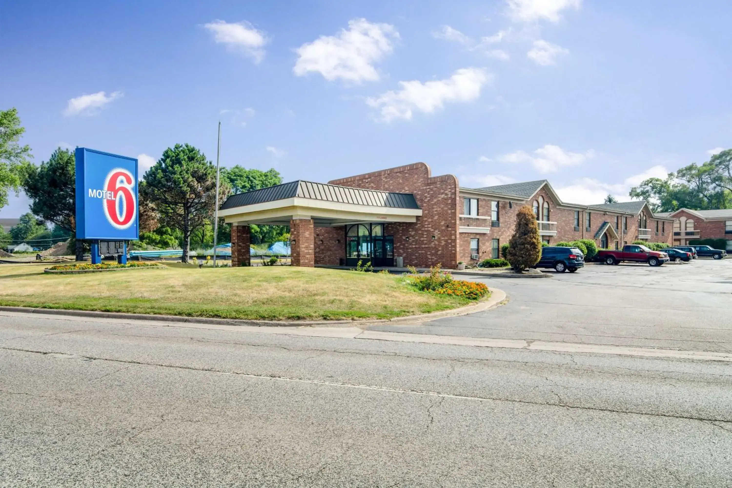 Property building, Facade/Entrance in Motel 6-Waukegan, IL