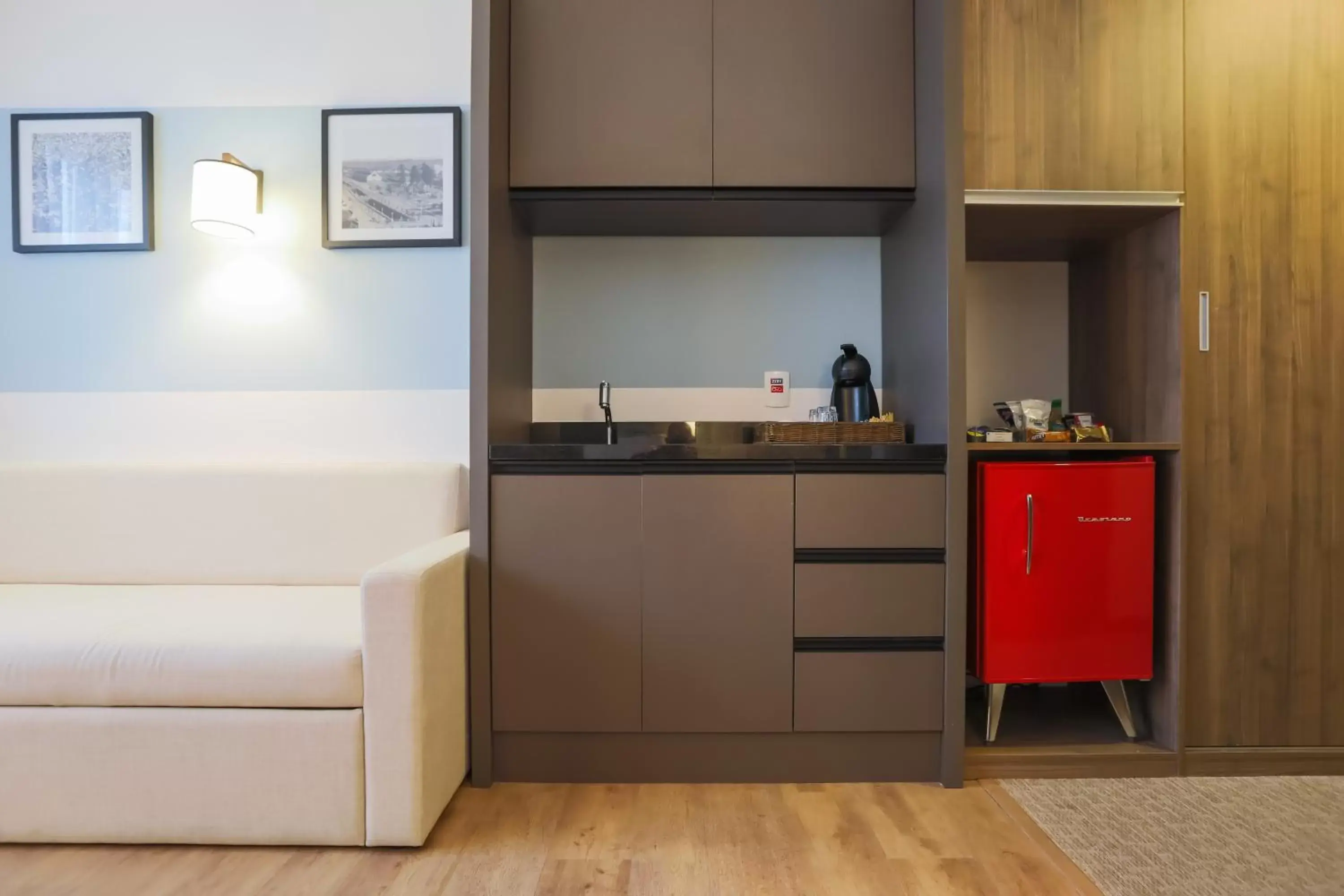 Living room, Kitchen/Kitchenette in TRYP By Wyndham Ribeirão Preto