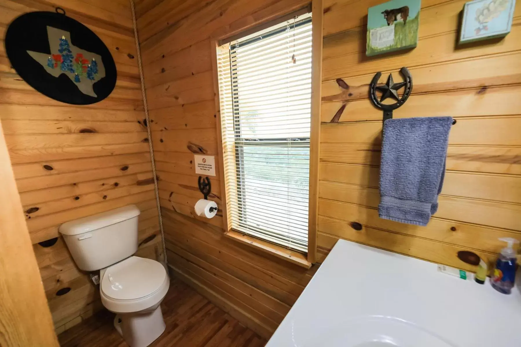 Bathroom in Walnut Canyon Cabins