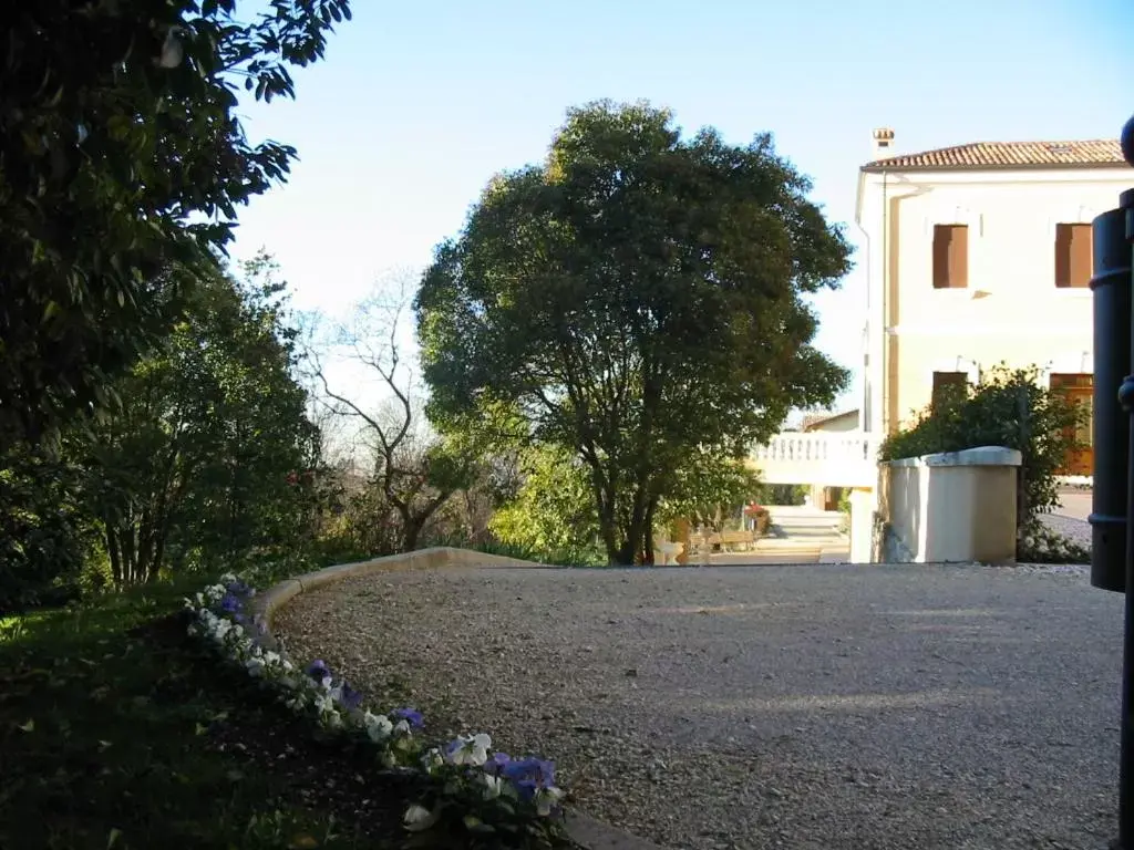 Facade/entrance, Garden in Villa Scalabrini