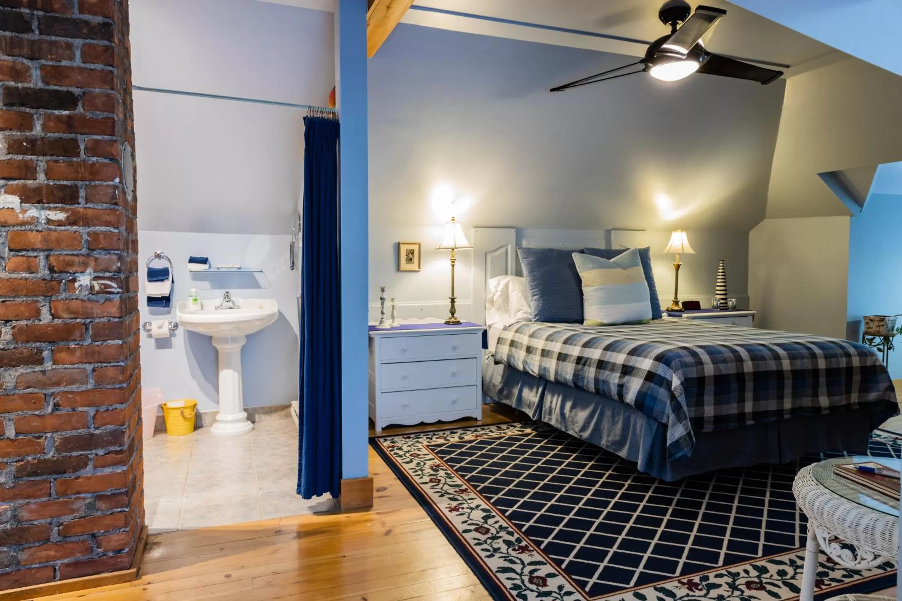 Bathroom, Bed in A Hidden Gem Bed and Breakfast