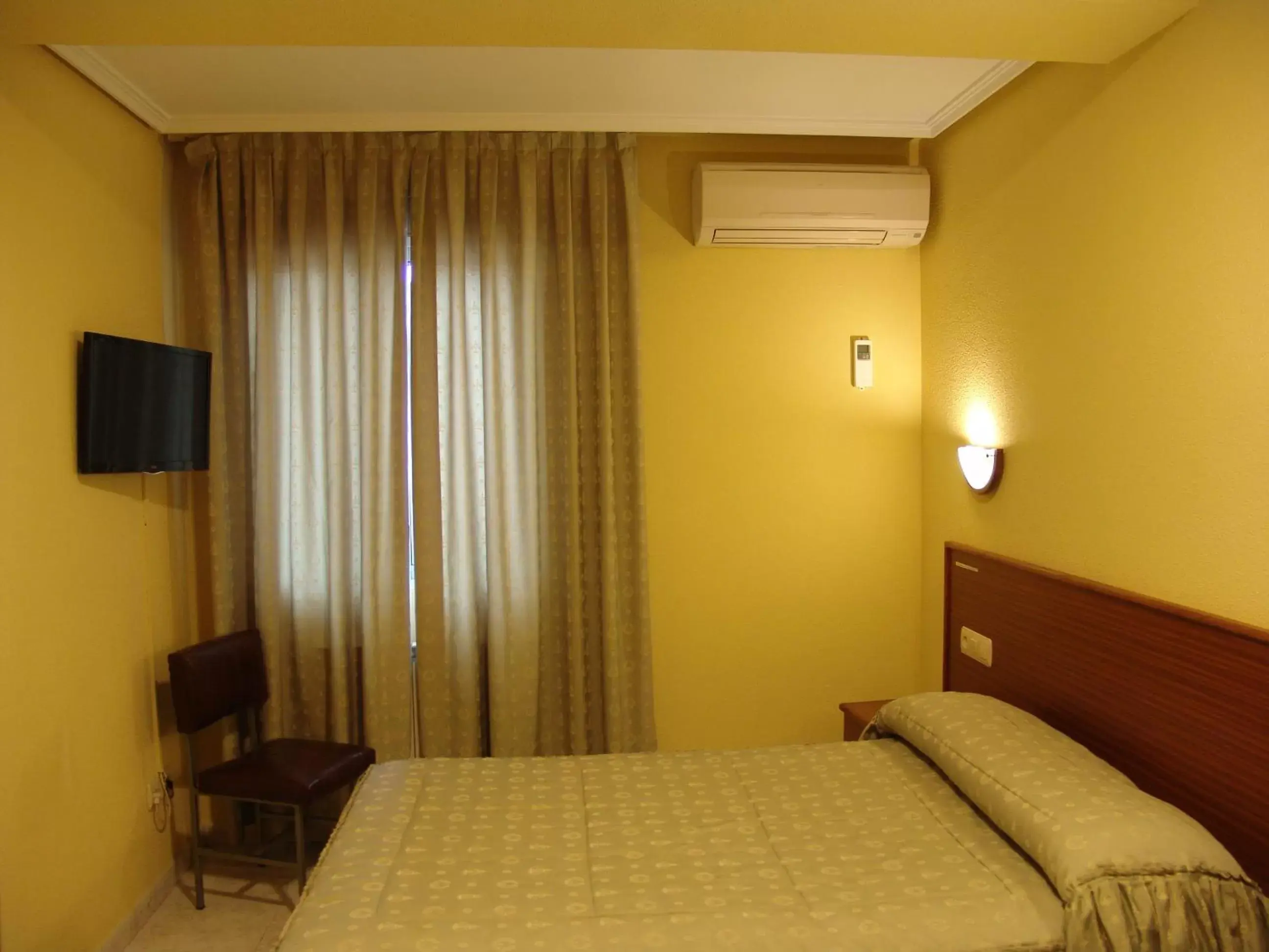 Bed, Room Photo in Hostal Athlanta