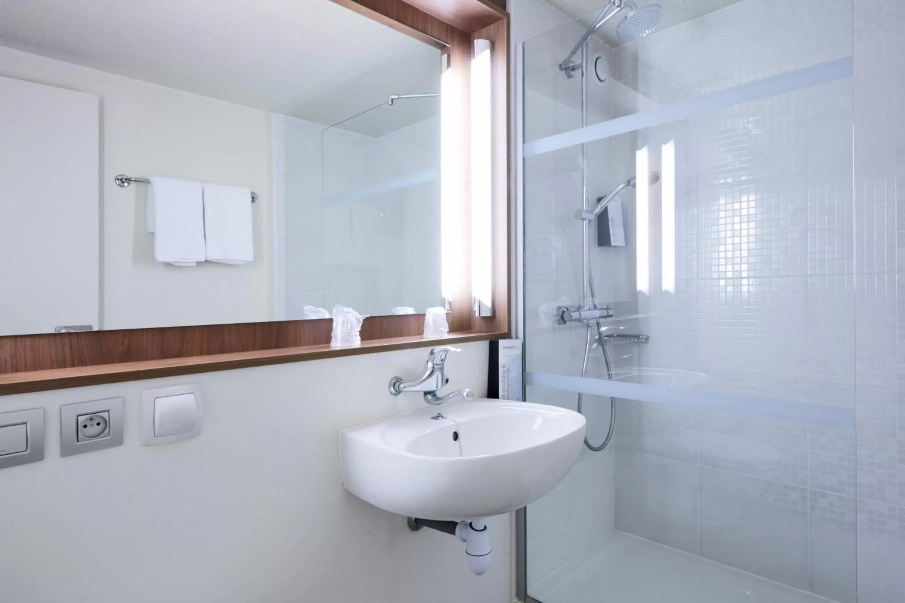 Shower, Bathroom in Kyriad - Ecouen la Croix Verte