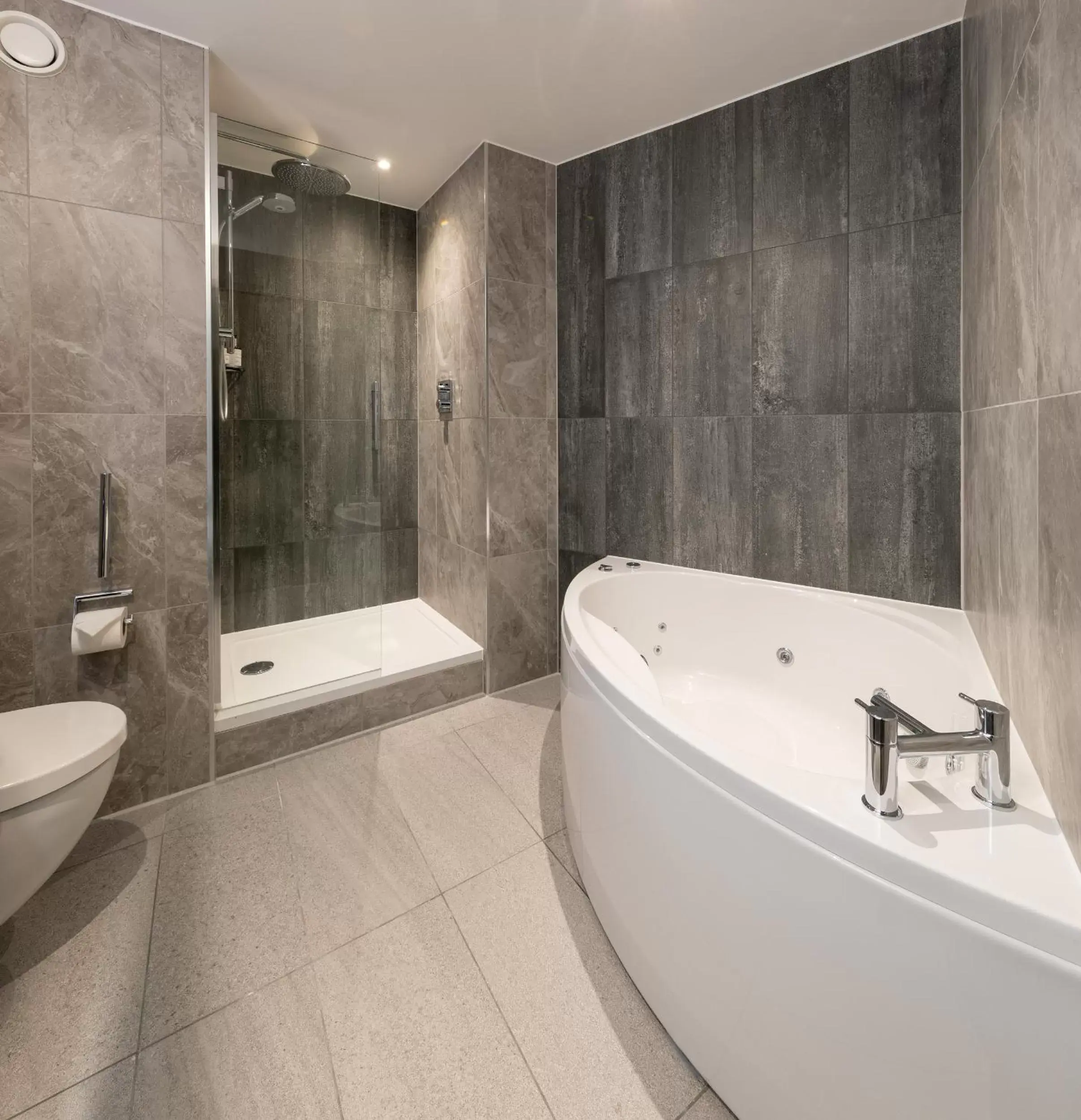 Hot Tub, Bathroom in voco Edinburgh - Haymarket, an IHG Hotel