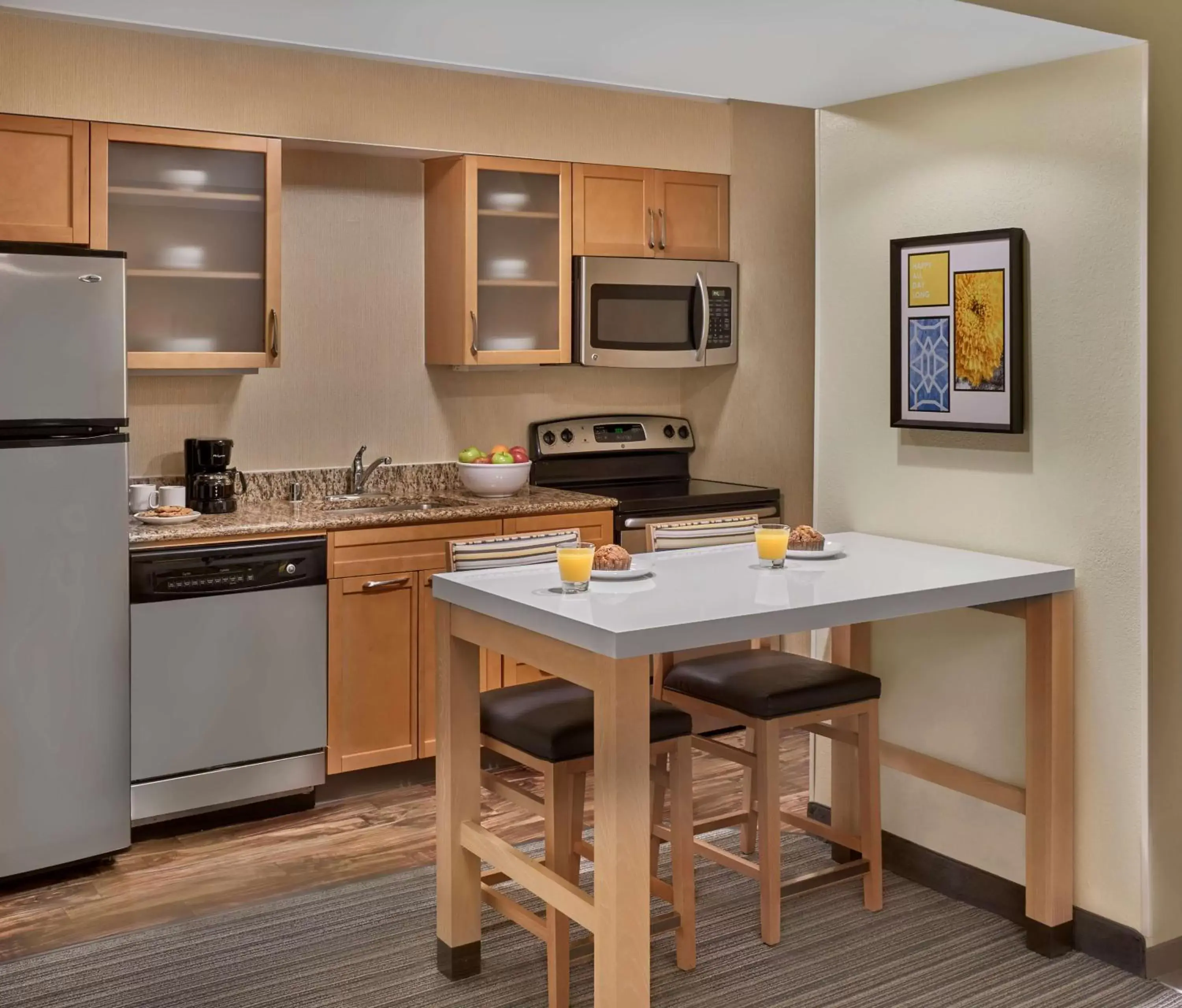 Photo of the whole room, Kitchen/Kitchenette in Sonesta ES Suites Chicago - Lombard