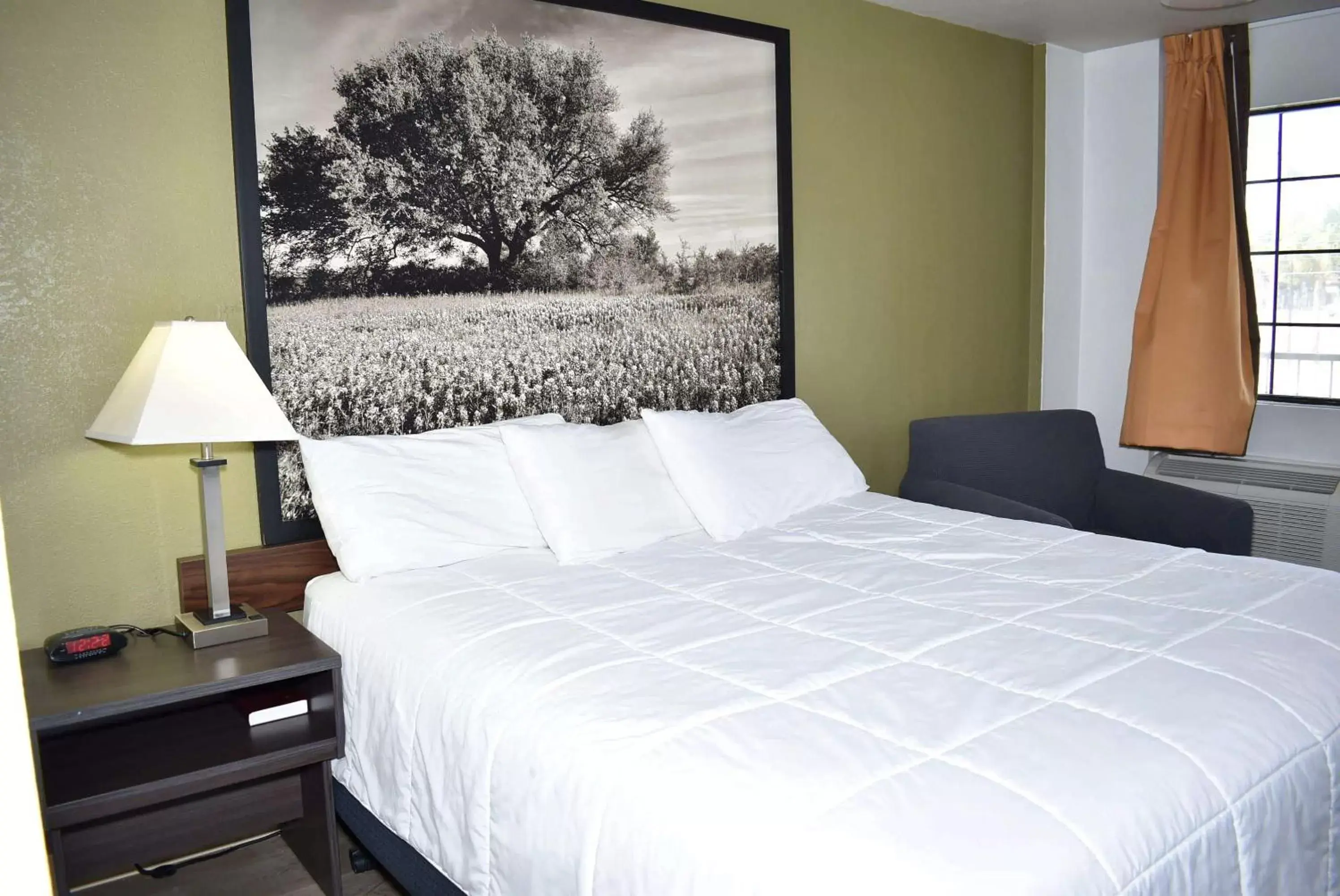 Photo of the whole room, Bed in Super 8 by Wyndham Fredericksburg