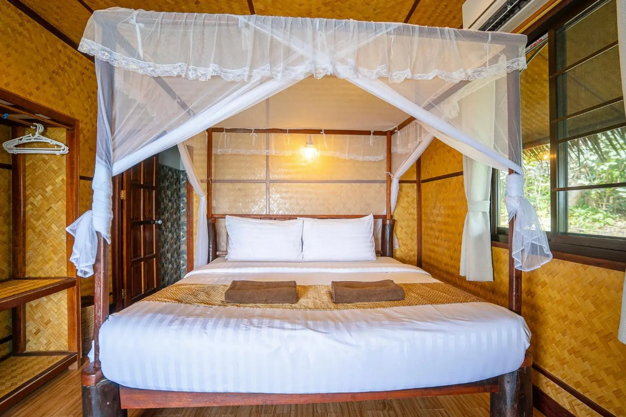 Bedroom, Bed in Koh Jum Resort