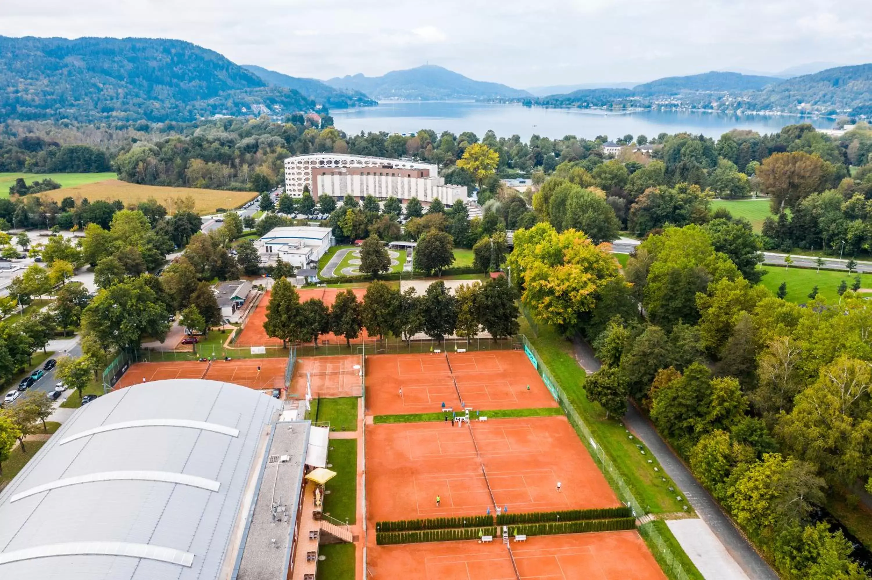 Tennis court, Bird's-eye View in Seepark Wörthersee Resort