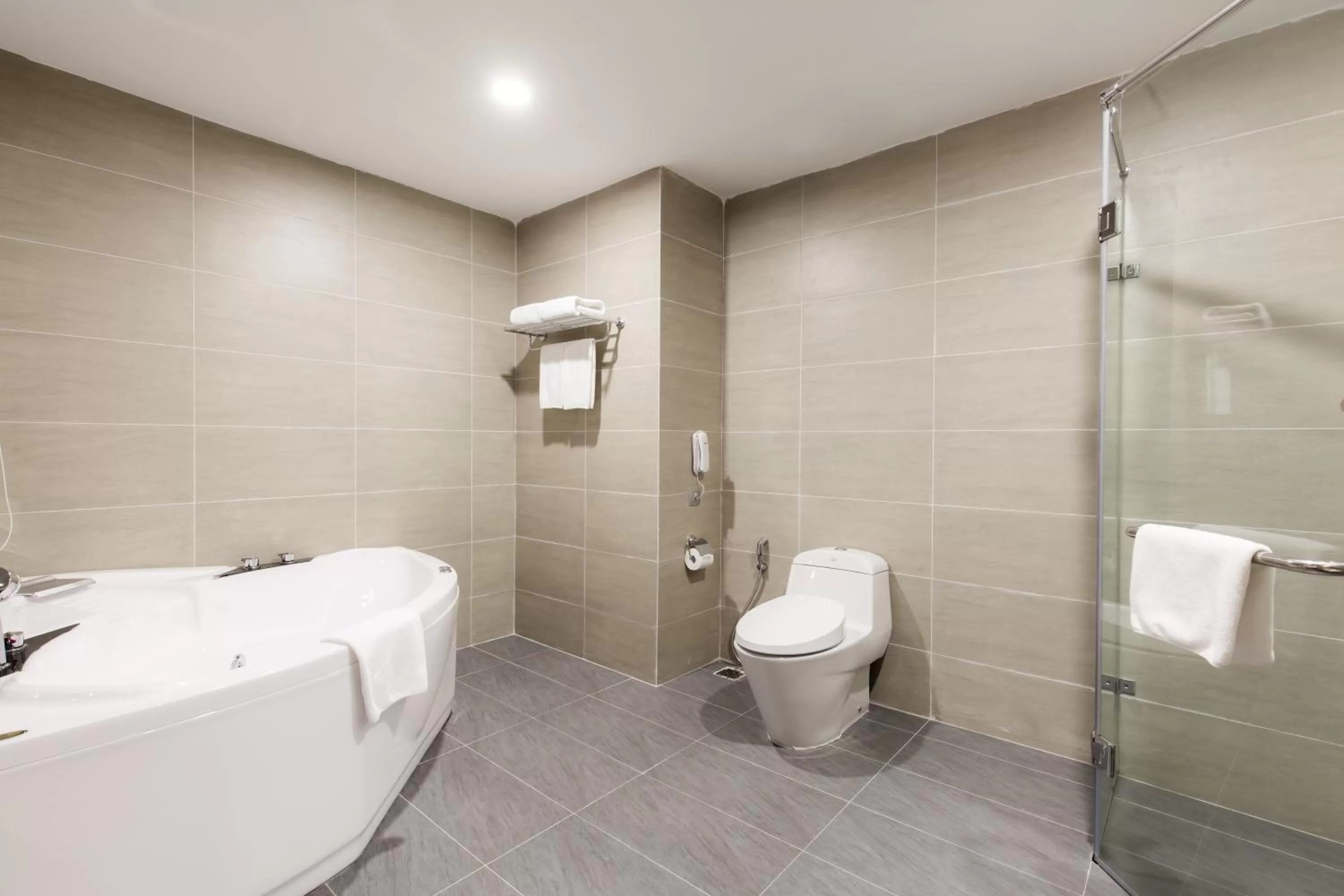 Toilet in Muong Thanh Luxury Vien Trieu Nha Trang