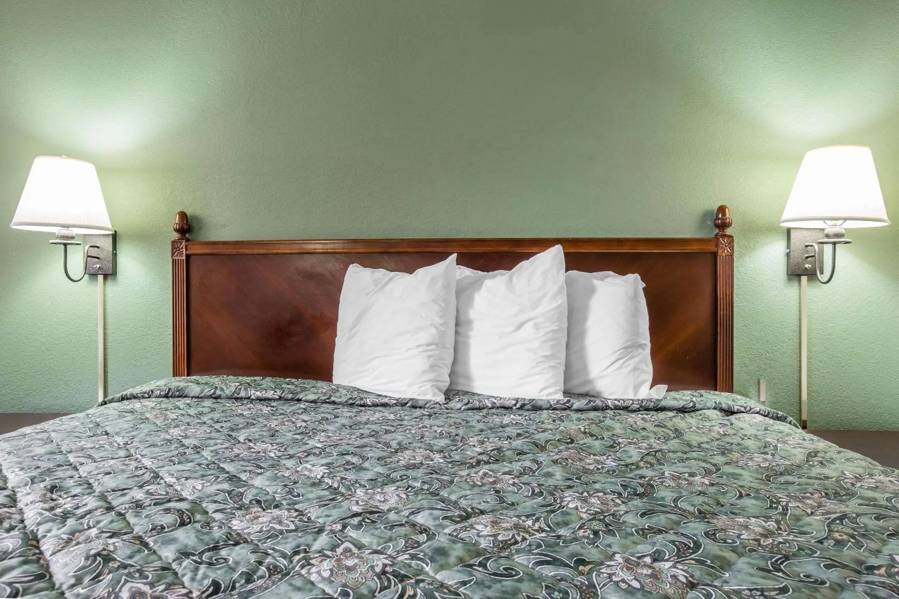 Photo of the whole room, Bed in Rodeway Inn