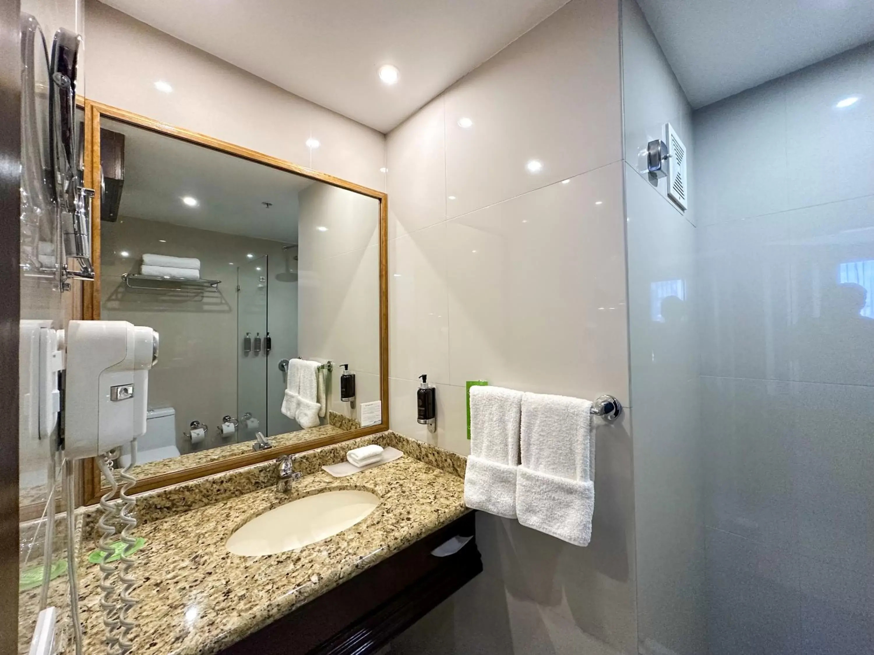 Bathroom in La Quinta by Wyndham Quito