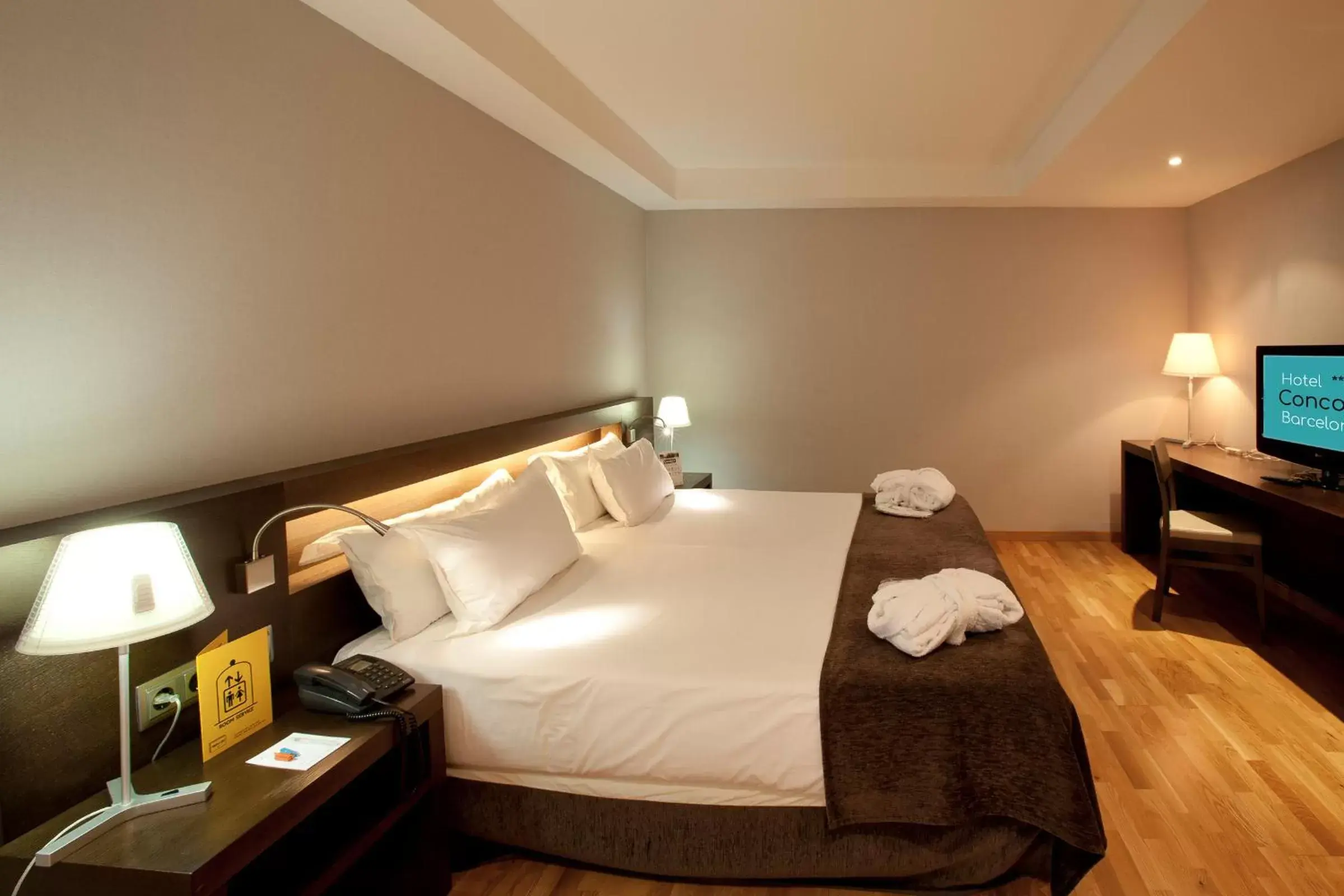 Photo of the whole room, Bed in Hotel Concordia Barcelona