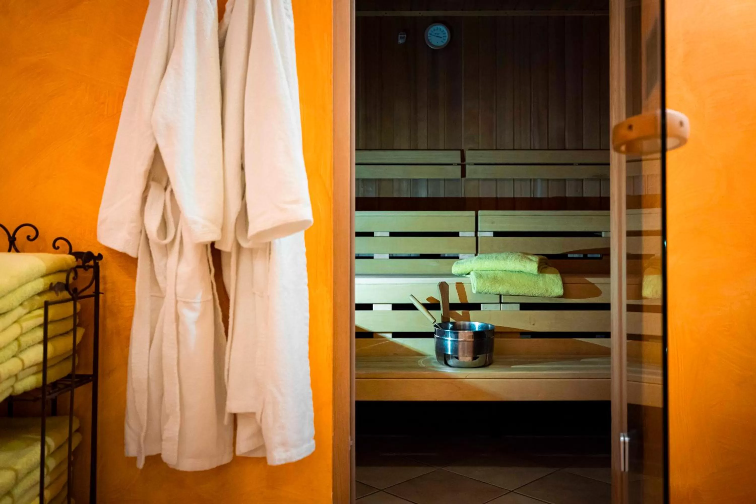 Sauna, Bed in Landhotel GrünWies -Bonsai-Wellness Garni