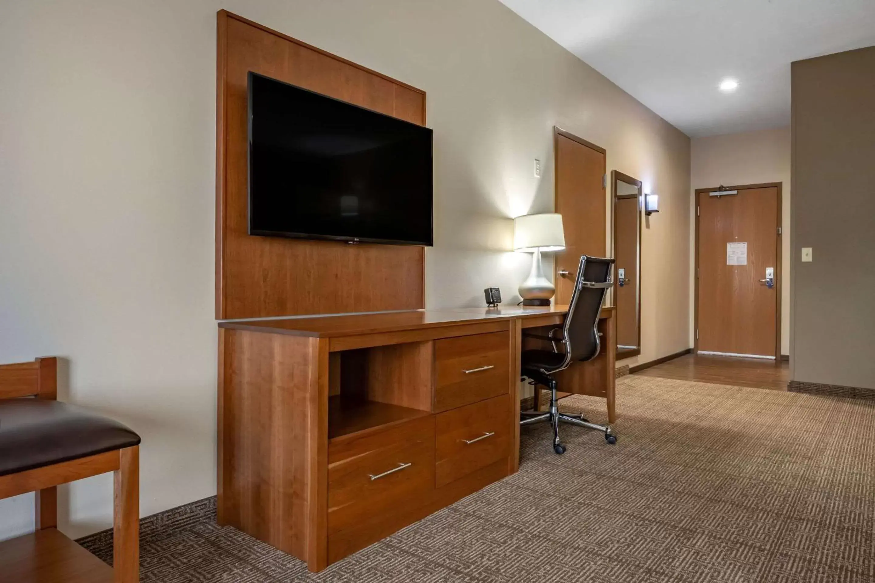 Bedroom, TV/Entertainment Center in Comfort Suites Hotel and Conference Center