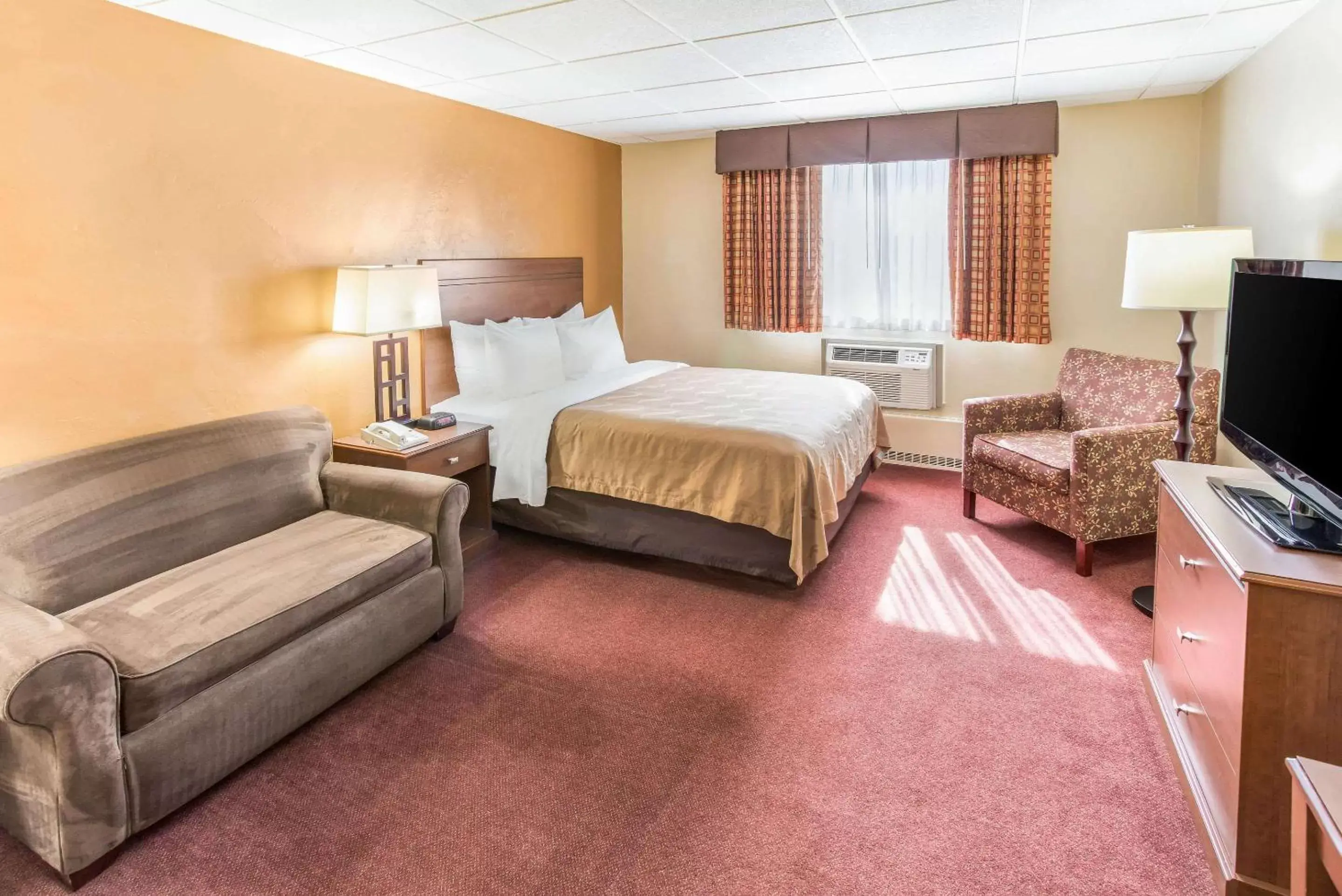 Photo of the whole room, Bed in Quality Inn & Suites Downtown