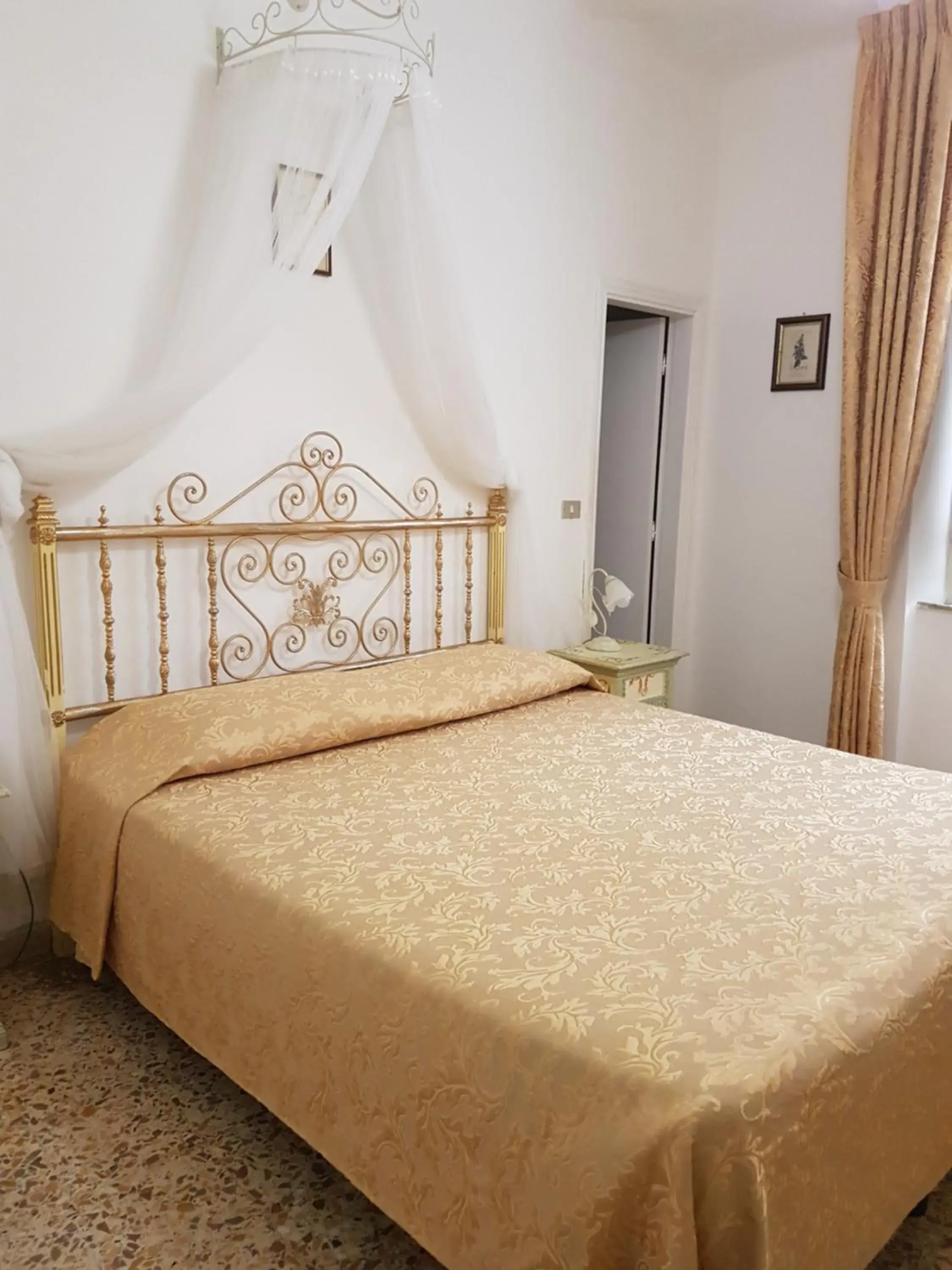 Bed in Albergo Tre Donzelle