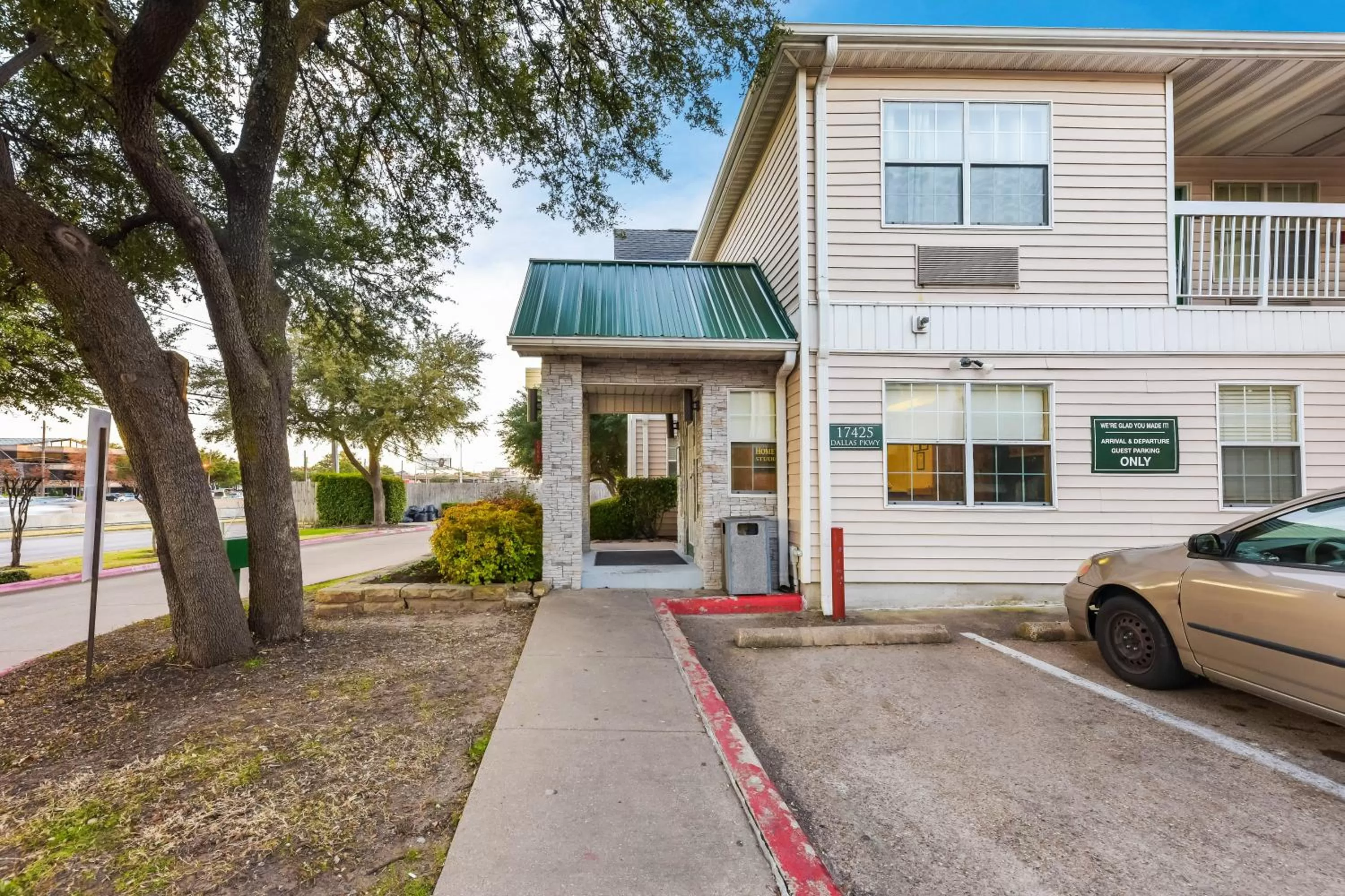 Property building in HomeTowne Studios by Red Roof Dallas - North Addison - Tollway