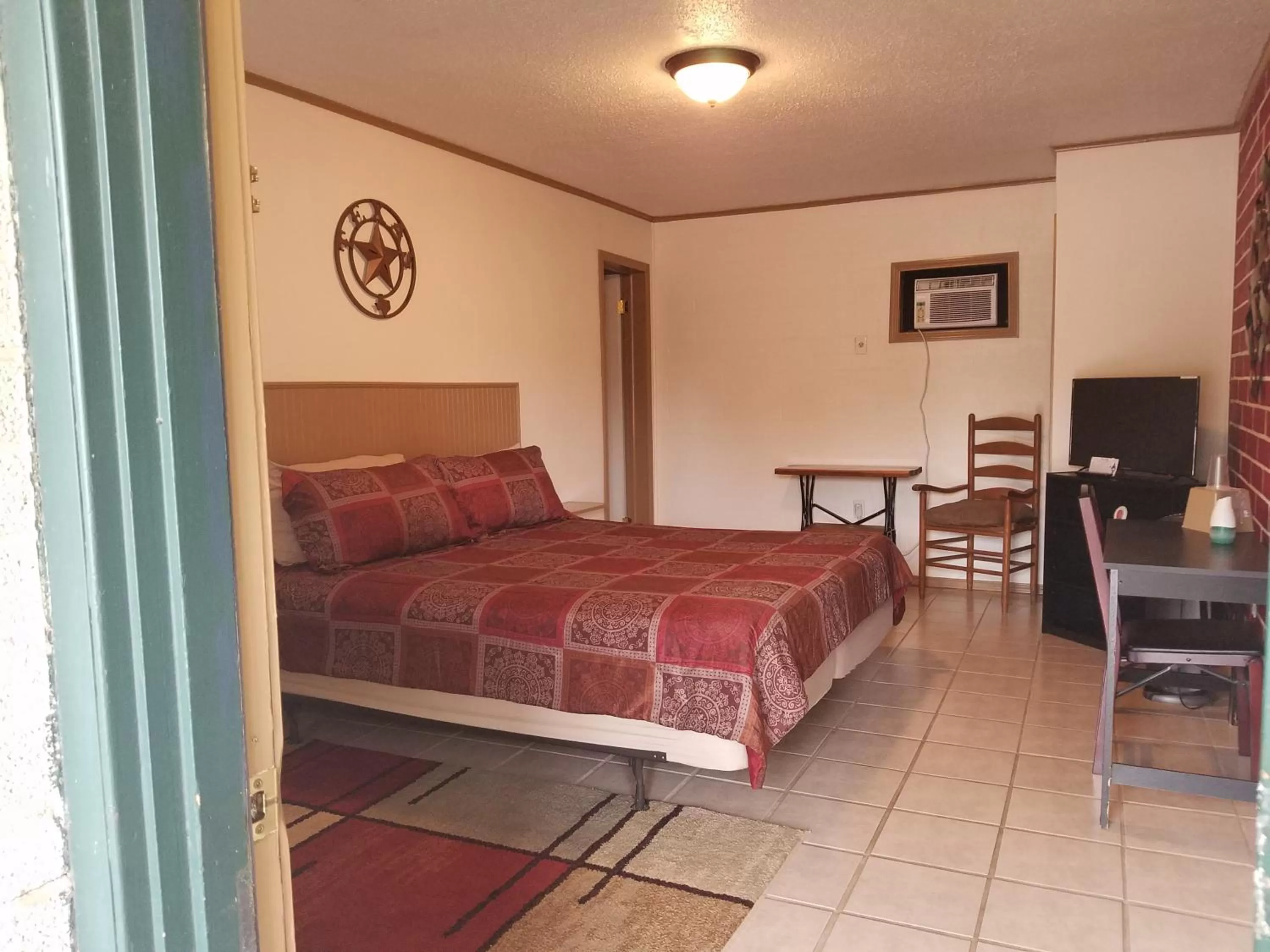 Photo of the whole room, Bed in Canton Motel