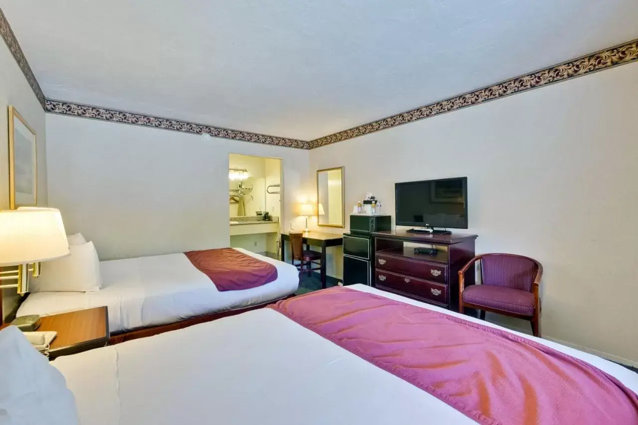 TV and multimedia, Bed in Americas Best Value Inn - Sky Ranch