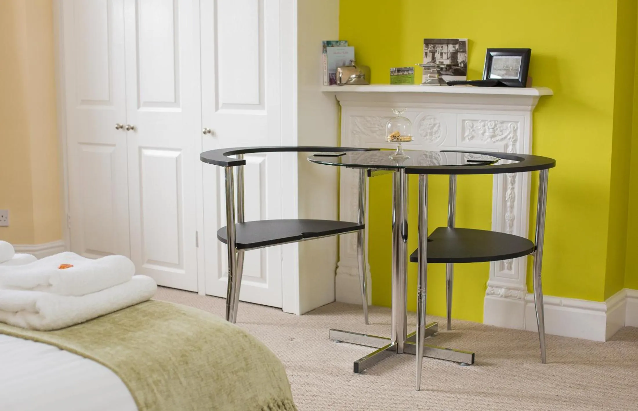 Seating area, Bed in Studios At Glenthorne