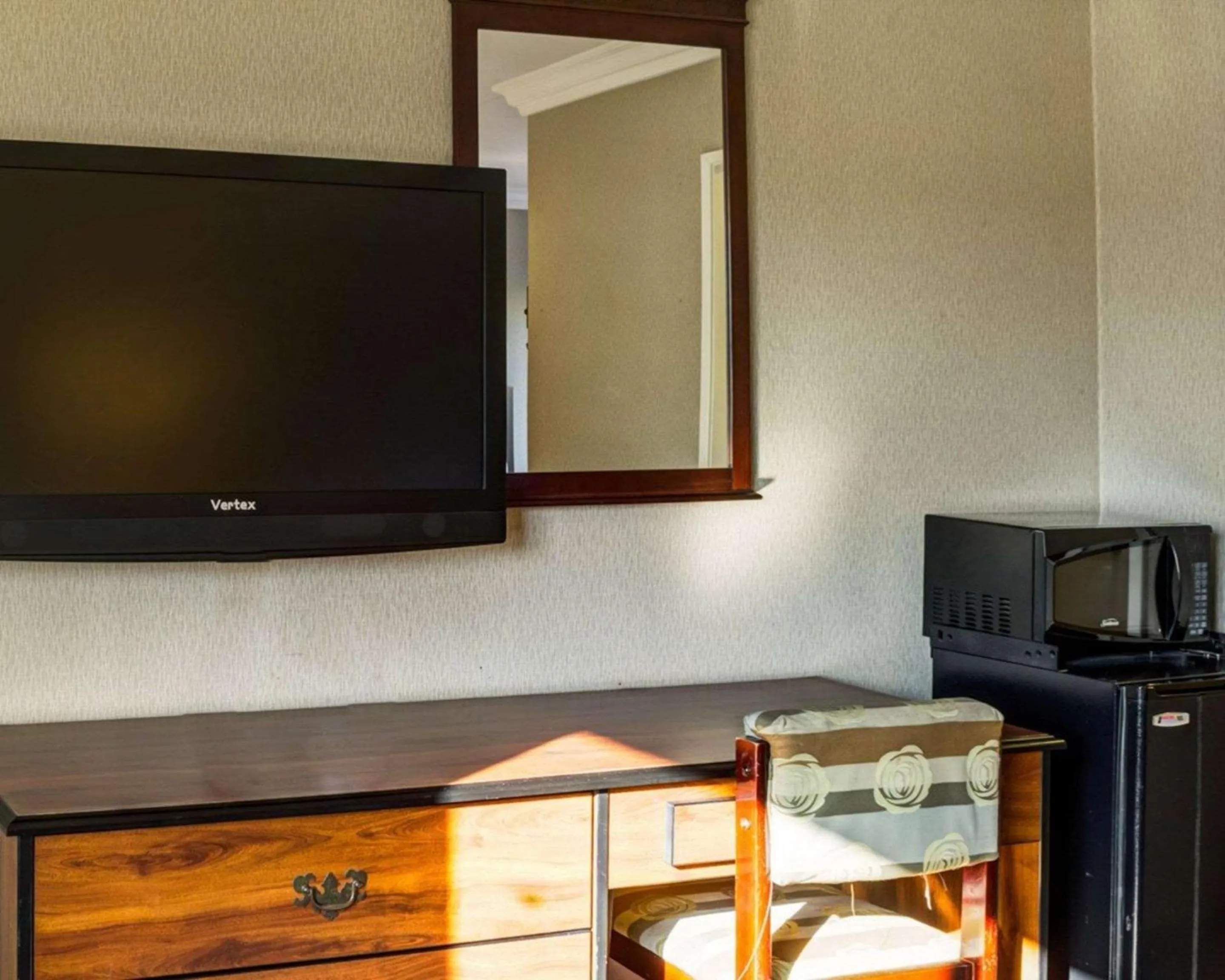 Photo of the whole room in Rodeway Inn near Venice Beach