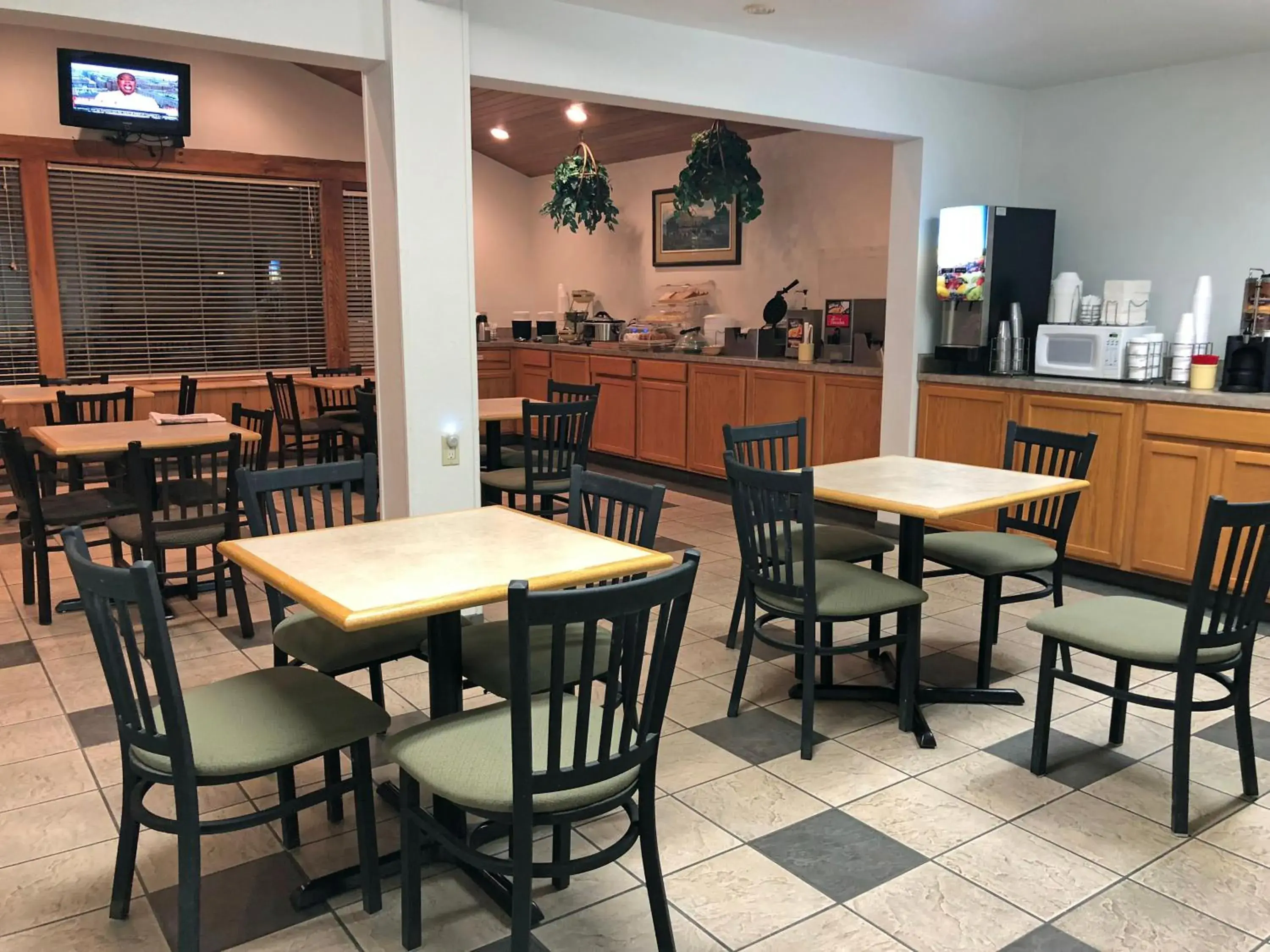 Coffee/tea facilities, Restaurant/Places to Eat in FairBridge Inn, Suites & Conference Center – Missoula
