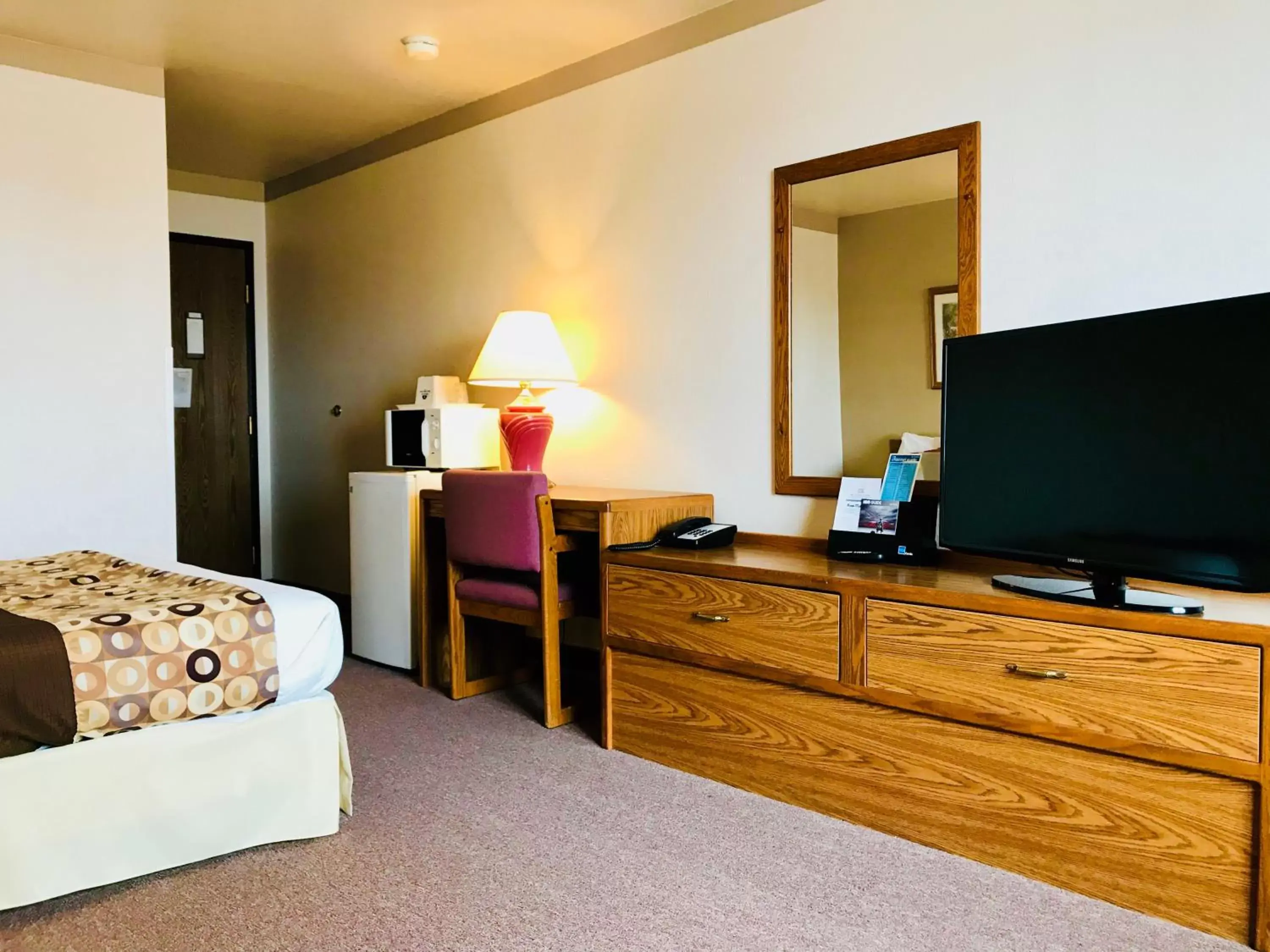 TV and multimedia, TV/Entertainment Center in STAY INN Burlington