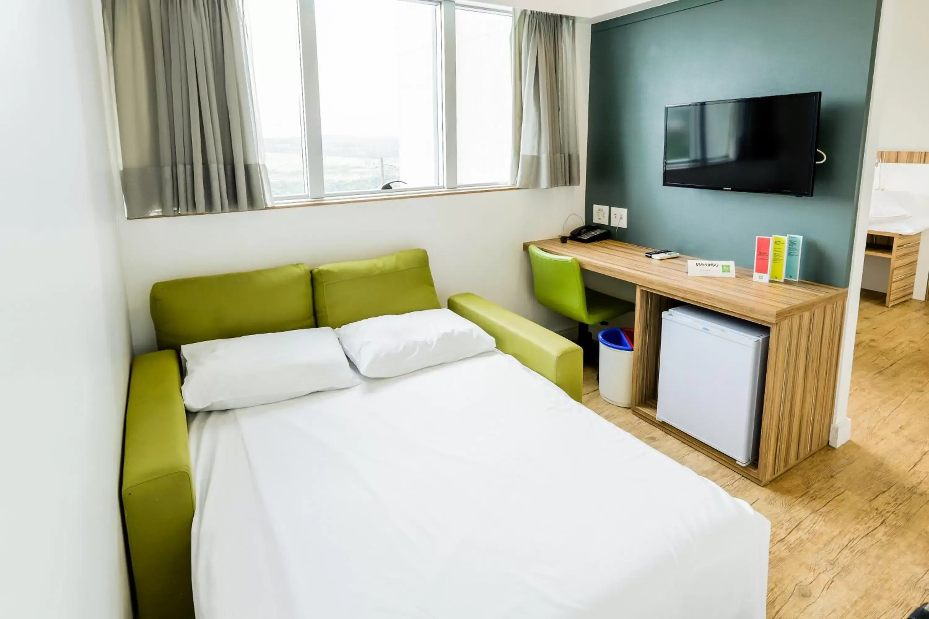 Communal lounge/ TV room, Bed in ibis Styles Confins Aeroporto