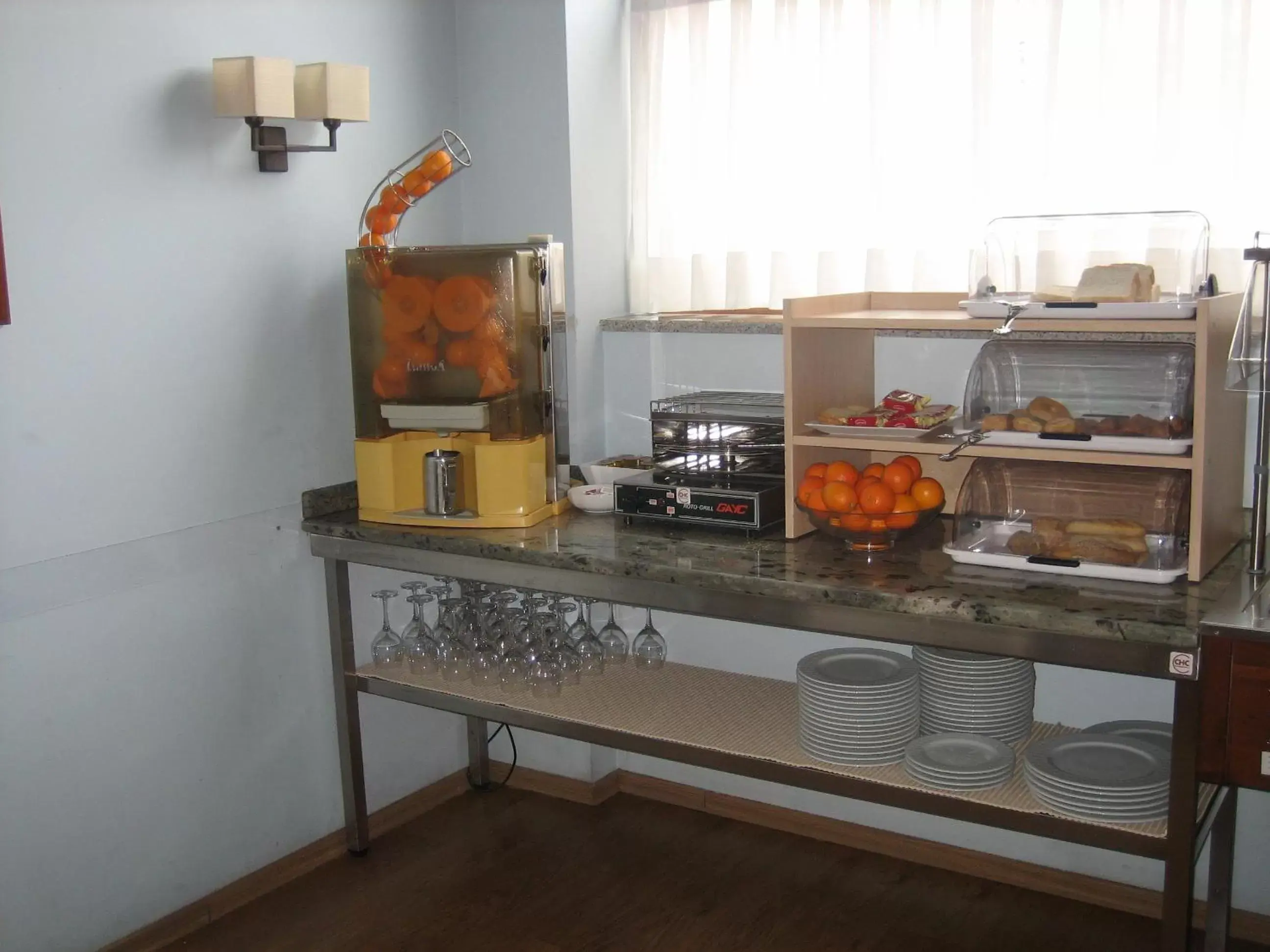 Breakfast, Kitchen/Kitchenette in Hotel Santiago