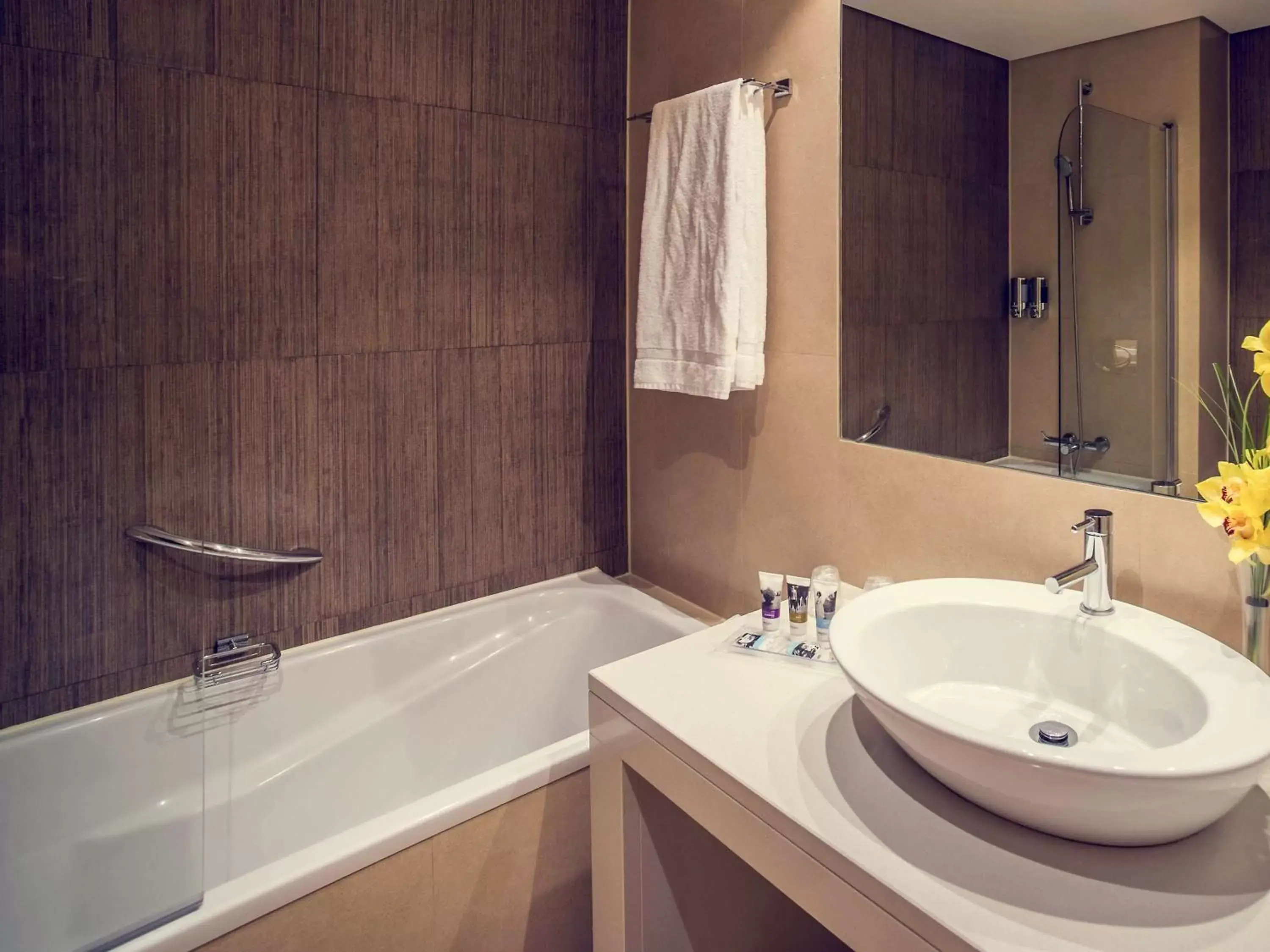 Photo of the whole room, Bathroom in Mercure Lisboa Almada