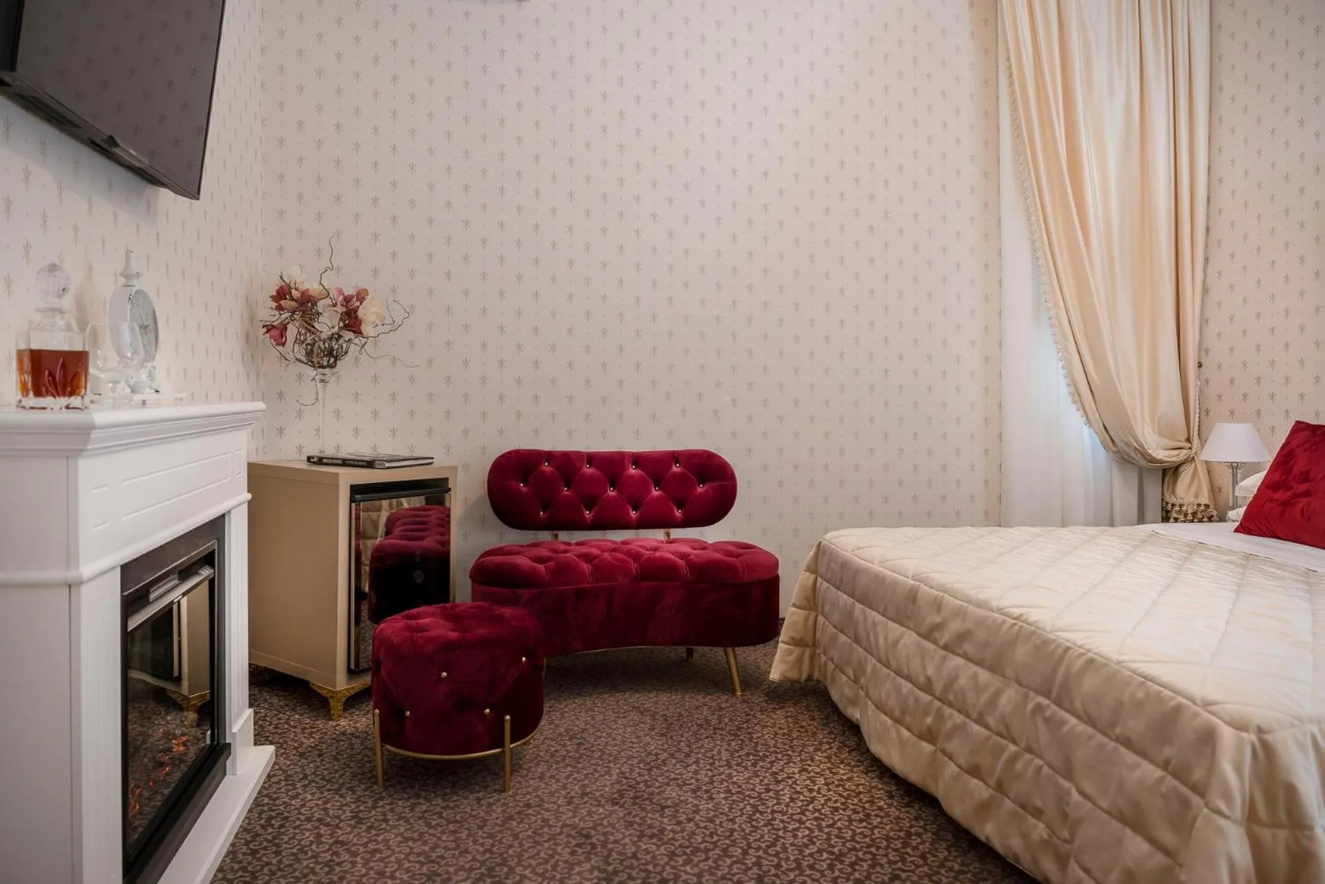 Living room, Bed in Albergo Rossini 1936 - Small & Charming