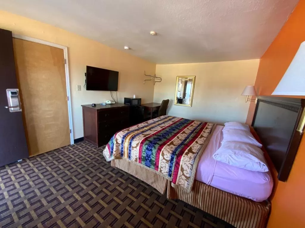 Bed in Indian Mound Motel