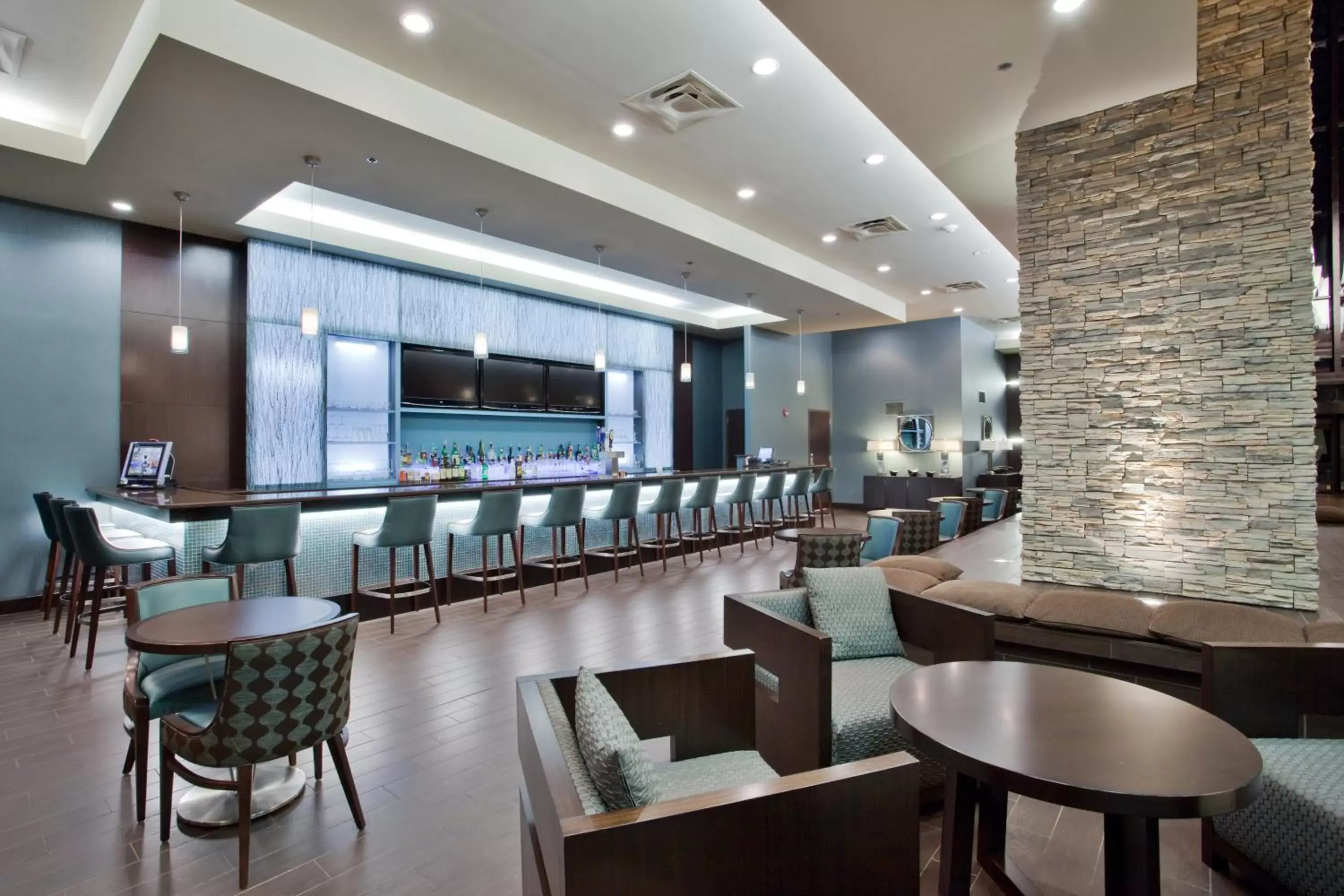 Lounge or bar, Lounge/Bar in Holiday Inn Virginia Beach - Norfolk, an IHG Hotel