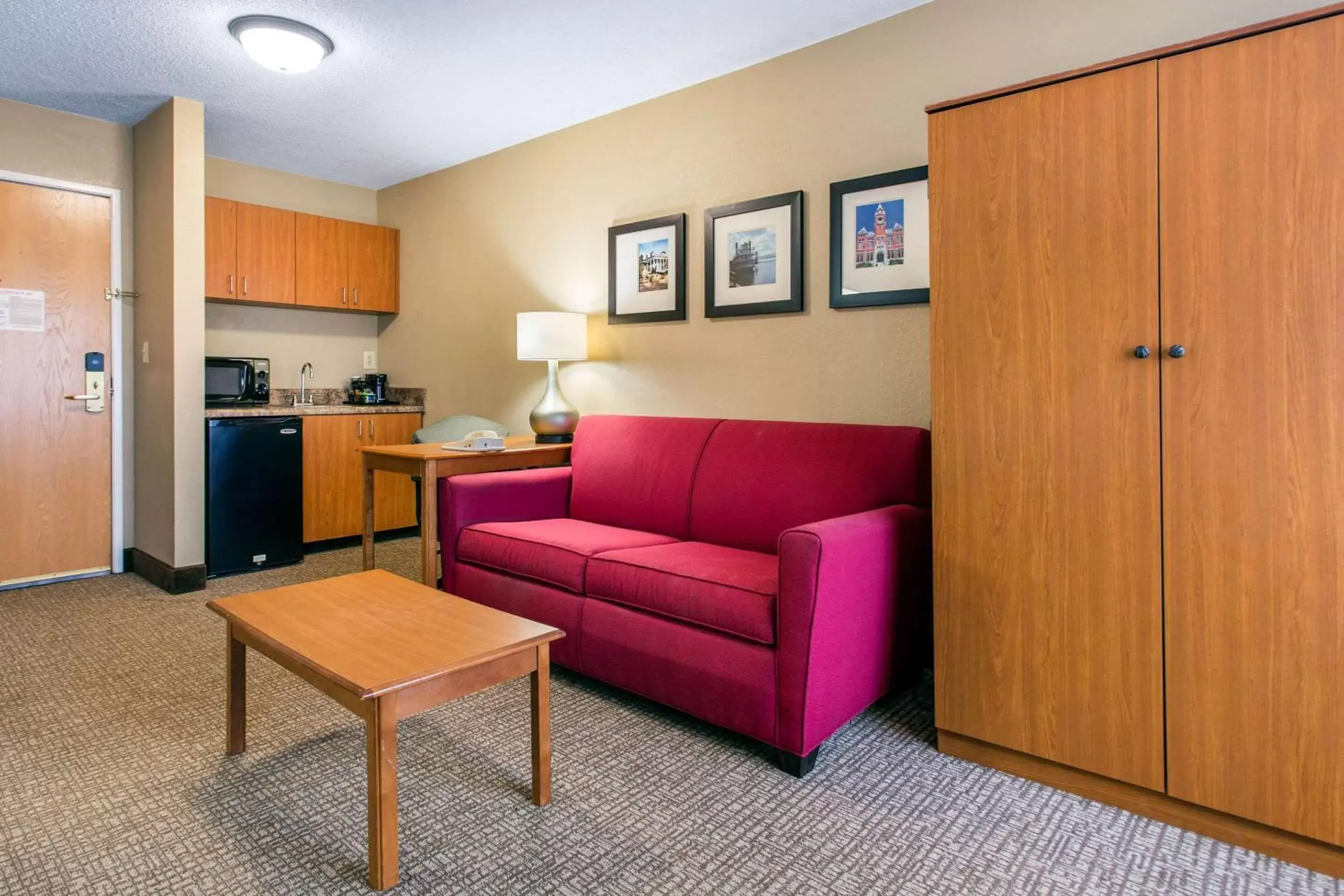 Photo of the whole room, Seating Area in Comfort Suites Wilmington near Downtown