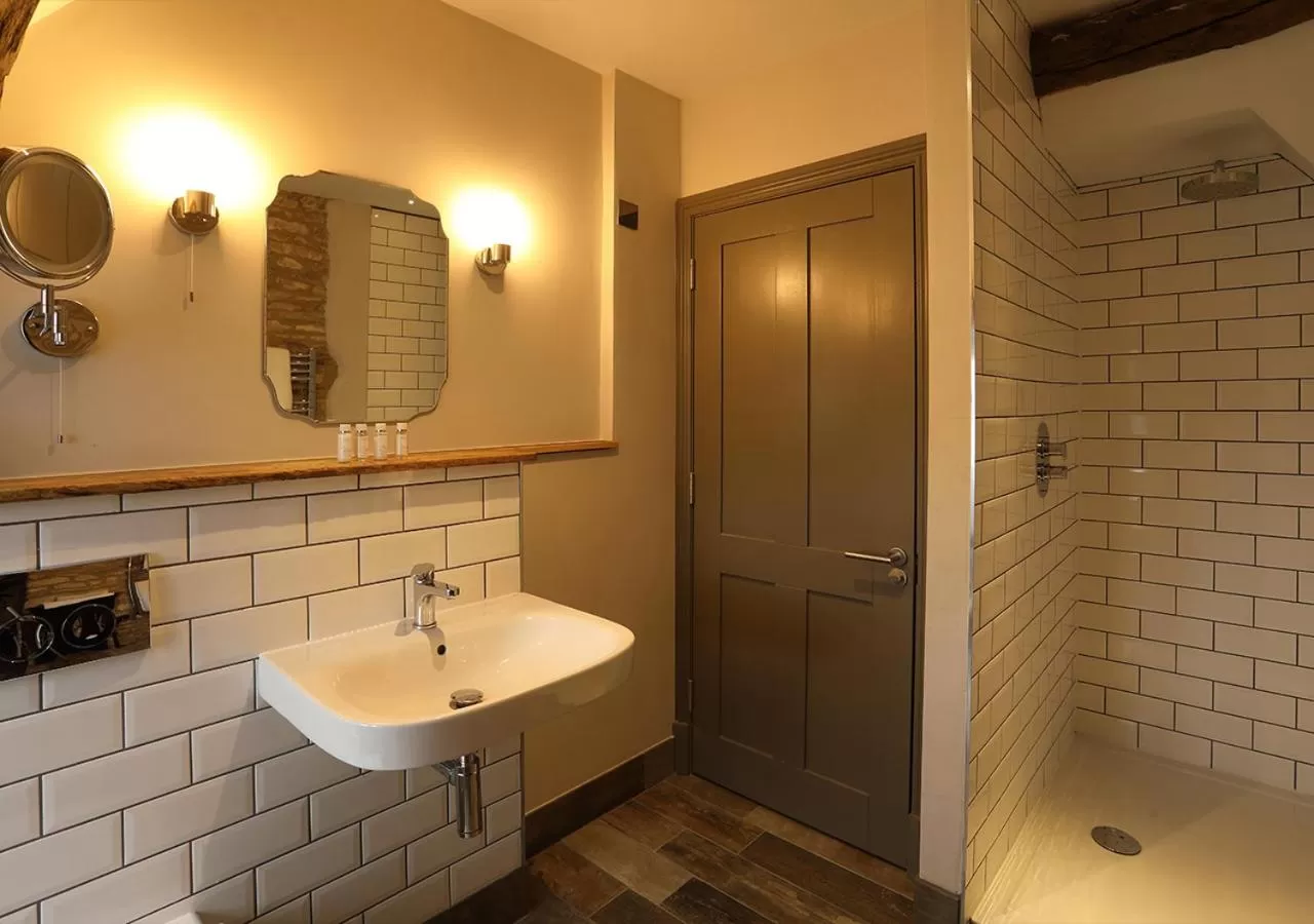 Shower in Kings Head