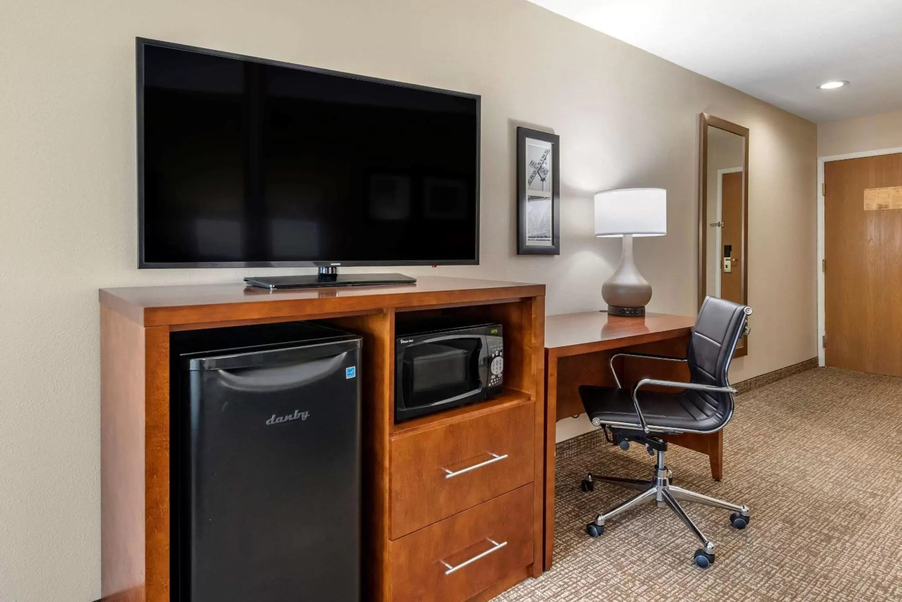 Photo of the whole room, TV/Entertainment Center in Comfort Inn Crawfordsville