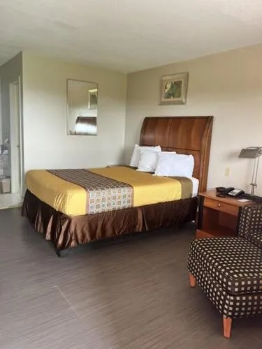 Bed in Americas Best Value Inn - Edna